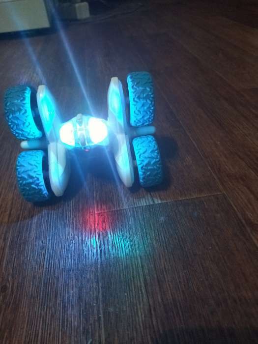 Фотография покупателя товара Машинка - перевертыш «Экстримал», пульт в виде часов, работает от аккумулятора, цвет красный - Фото 2