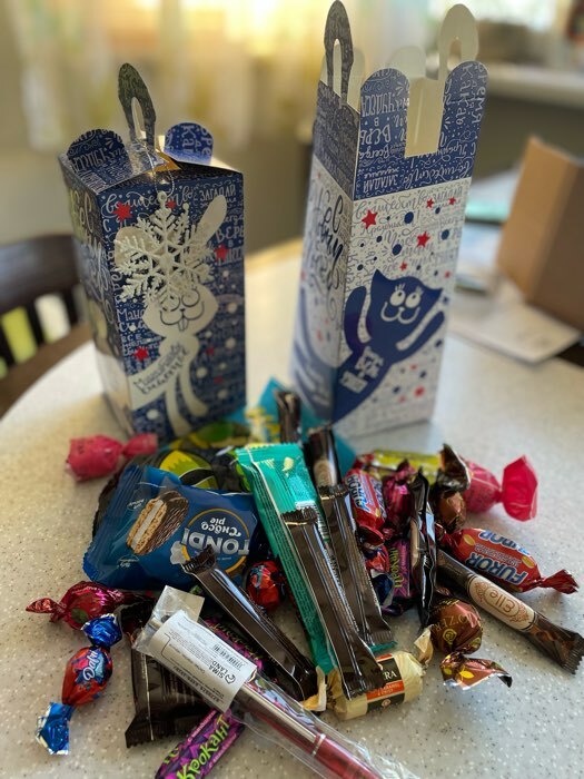 Фотография покупателя товара Подарочная новогодняя коробка «Акварельная серия. Подарок», 9.5×9.5×19.7 см - Фото 2