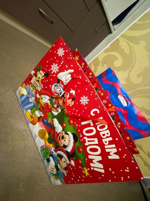 Фотография покупателя товара Пакет подарочный ламинированный, 61 х 46 х 20 см, XL «С Новым Годом!», Микки Маус