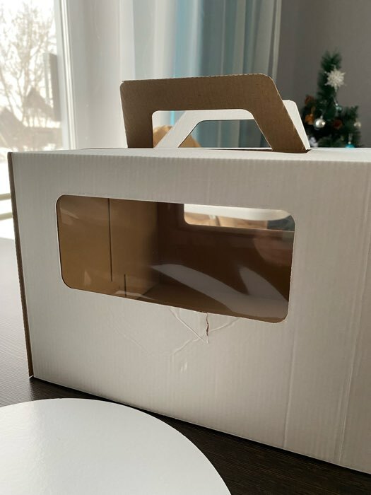Фотография покупателя товара Коробка под торт 2 окна, с ручками, белая, 26 х 26 х 20 см - Фото 2