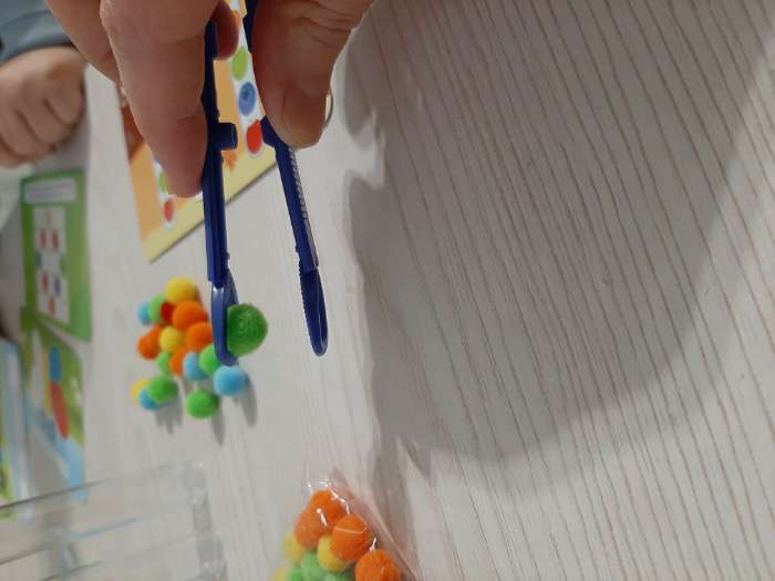 Фотография покупателя товара Развивающий набор «Цветные бомбошки: сложи по образцу», цвета, счёт, по методике Монтессори - Фото 2