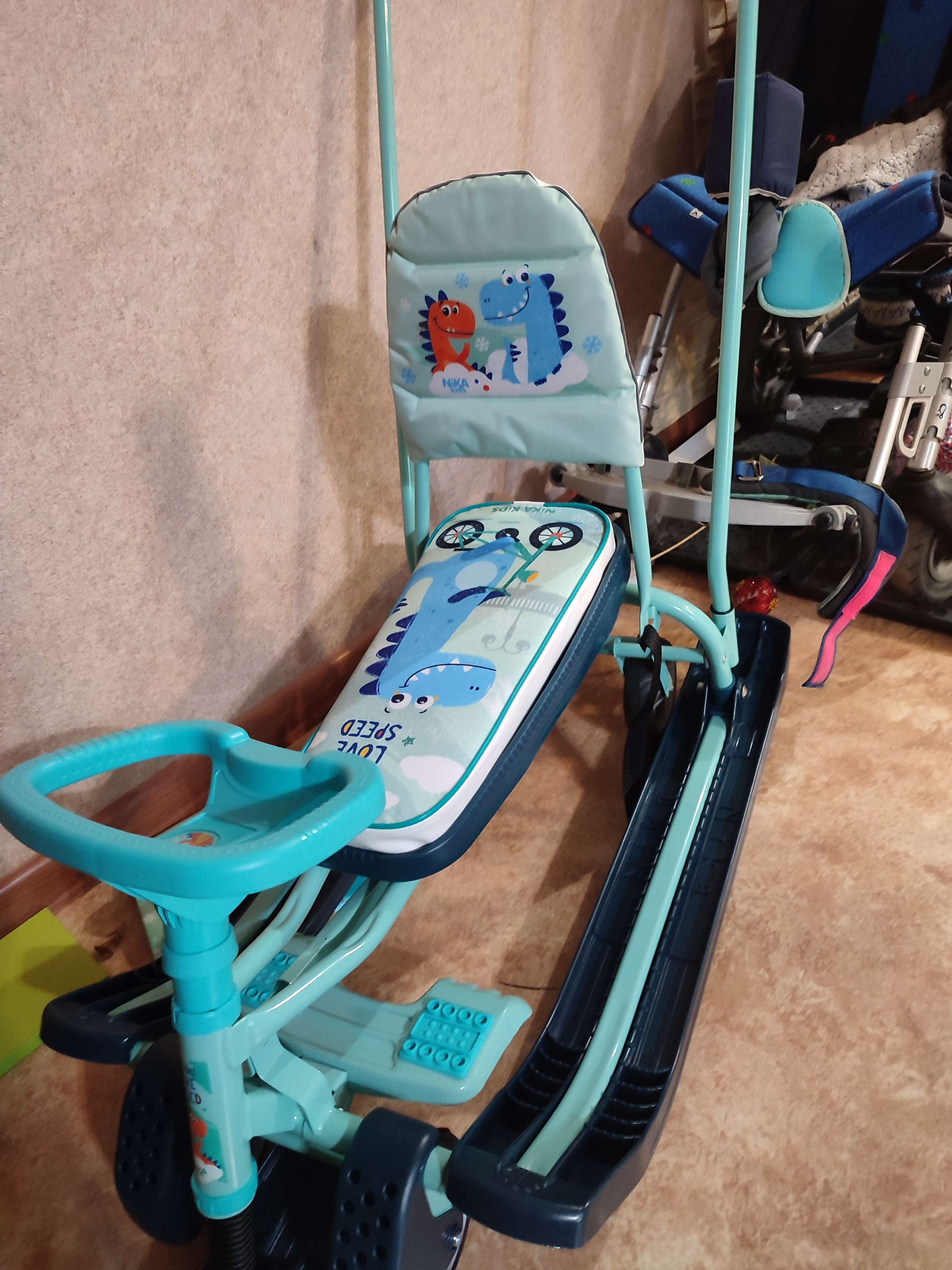 Фотография покупателя товара Снегокат с колёсами «Тимка спорт 6 Динозавр», ТС6/Д, с родительской ручкой, со спинкой и ремнём безопасности, цвет голубой