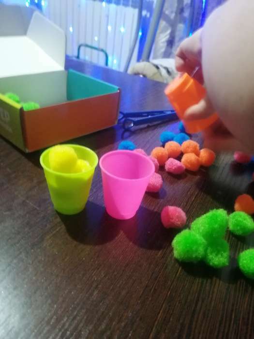 Фотография покупателя товара Набор для сортировки «Сортер-стаканчики: Цветные бомбошки» с пинцетом, по методике Монтессори - Фото 8
