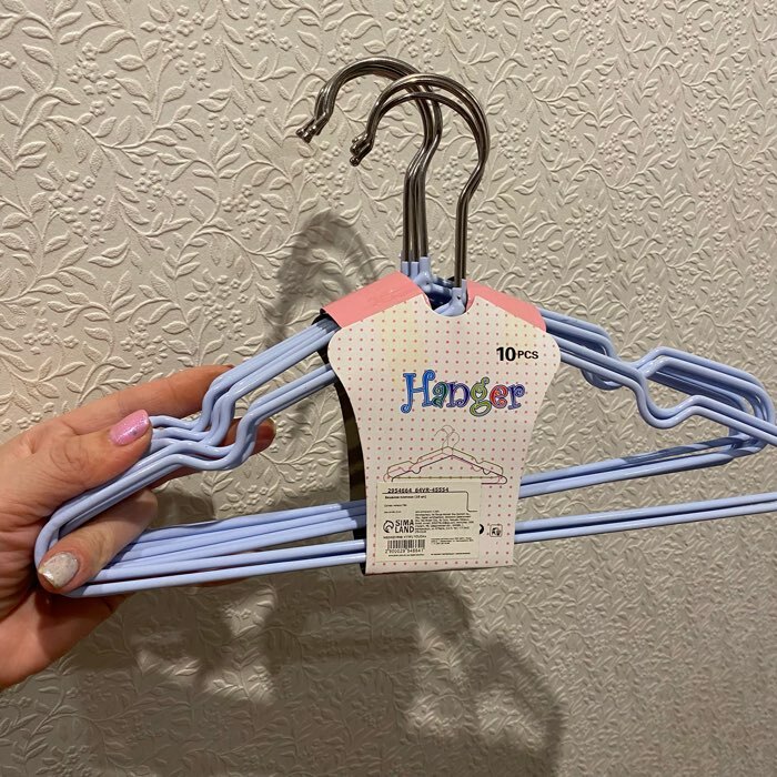 Фотография покупателя товара Вешалка-плечики для одежды детская с антискользящим покрытием, размер 30-34, цвет зелёный - Фото 2