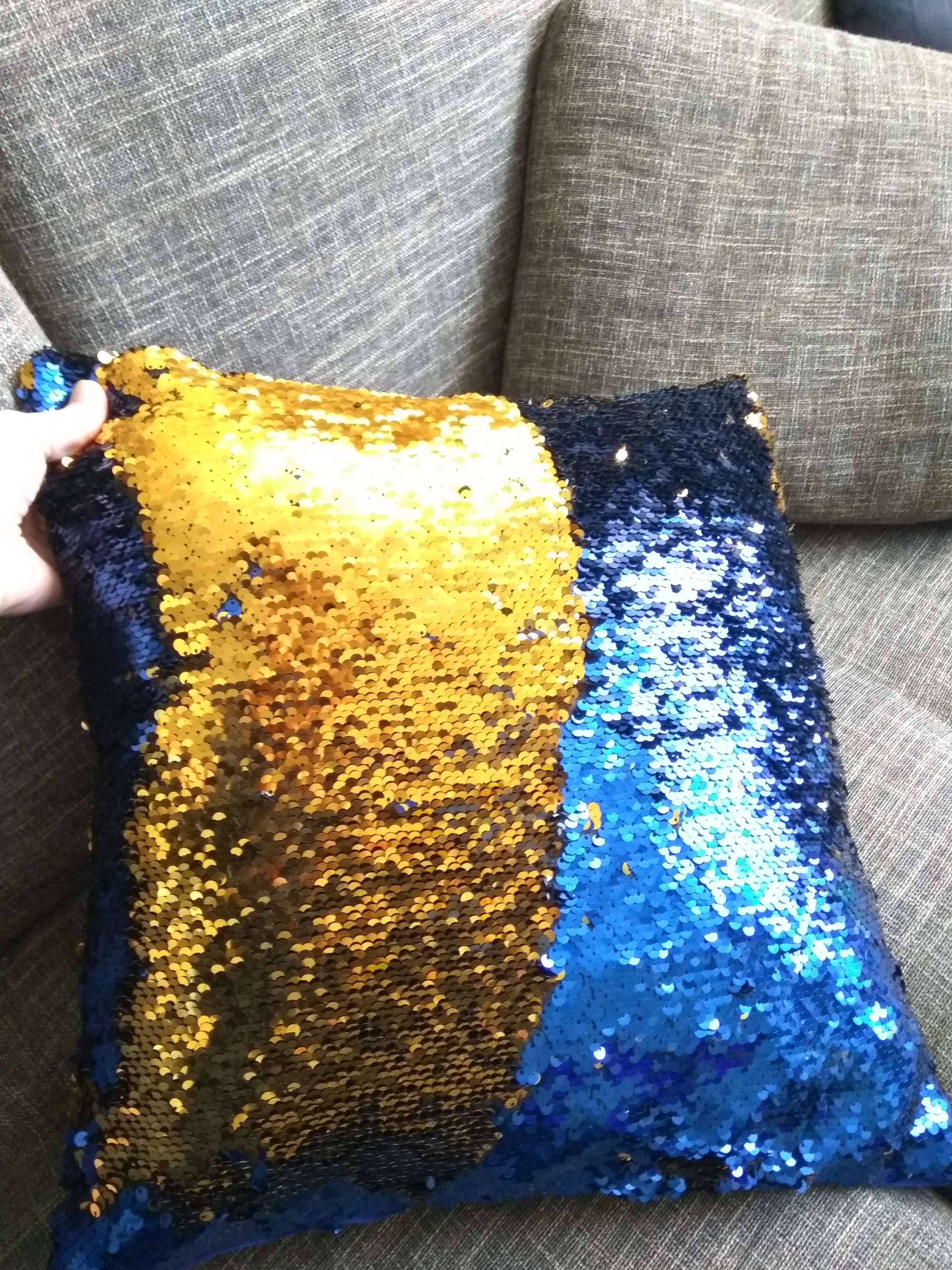 Фотография покупателя товара Наволочка декоративная Хамелеон 37×37 см, цвет золото - василёк, пайетки, 100%п/э