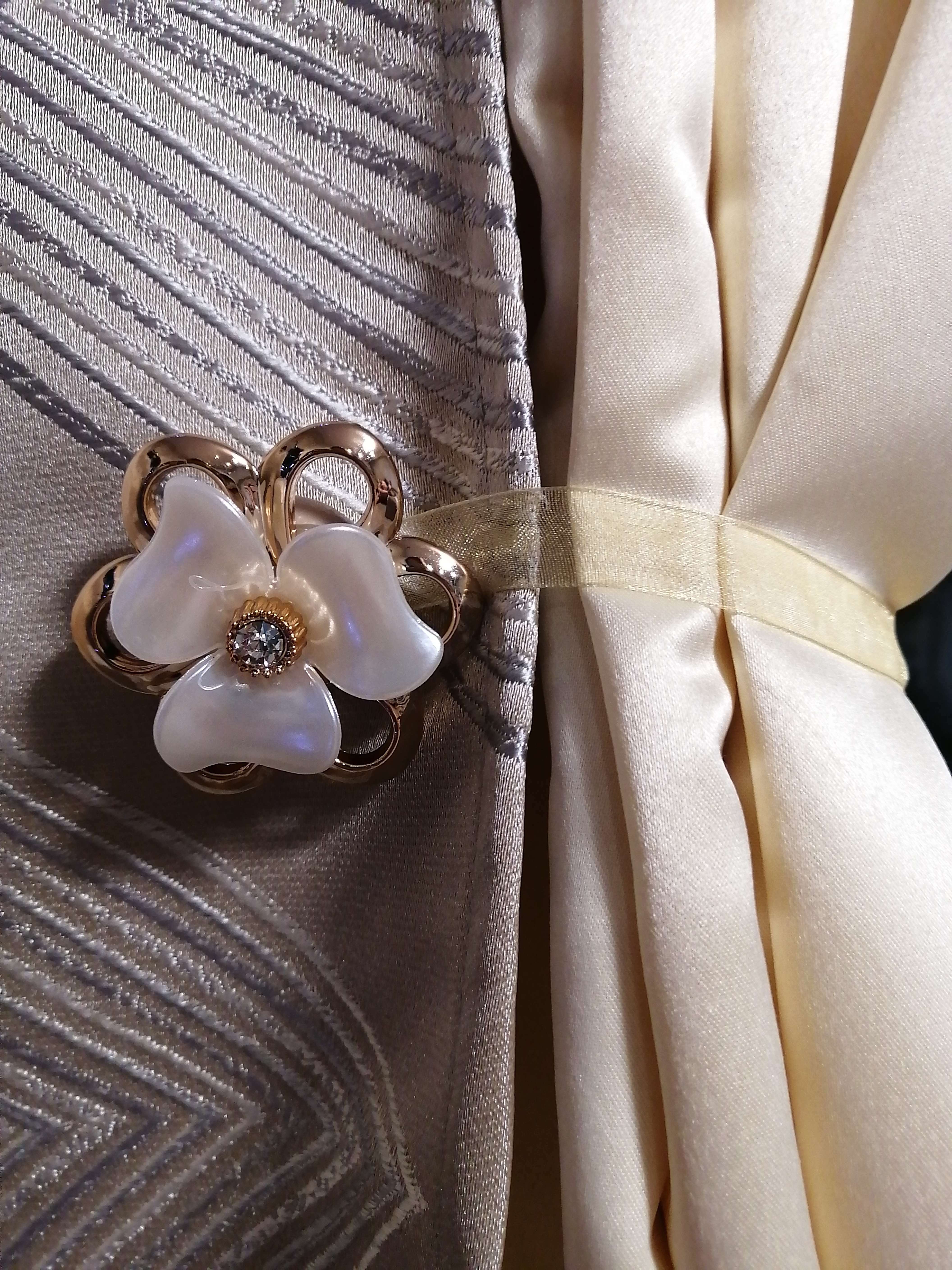 Фотография покупателя товара Подхват для штор «Цветок перламутровый», d = 5,5 см, цвет молочный/золотой