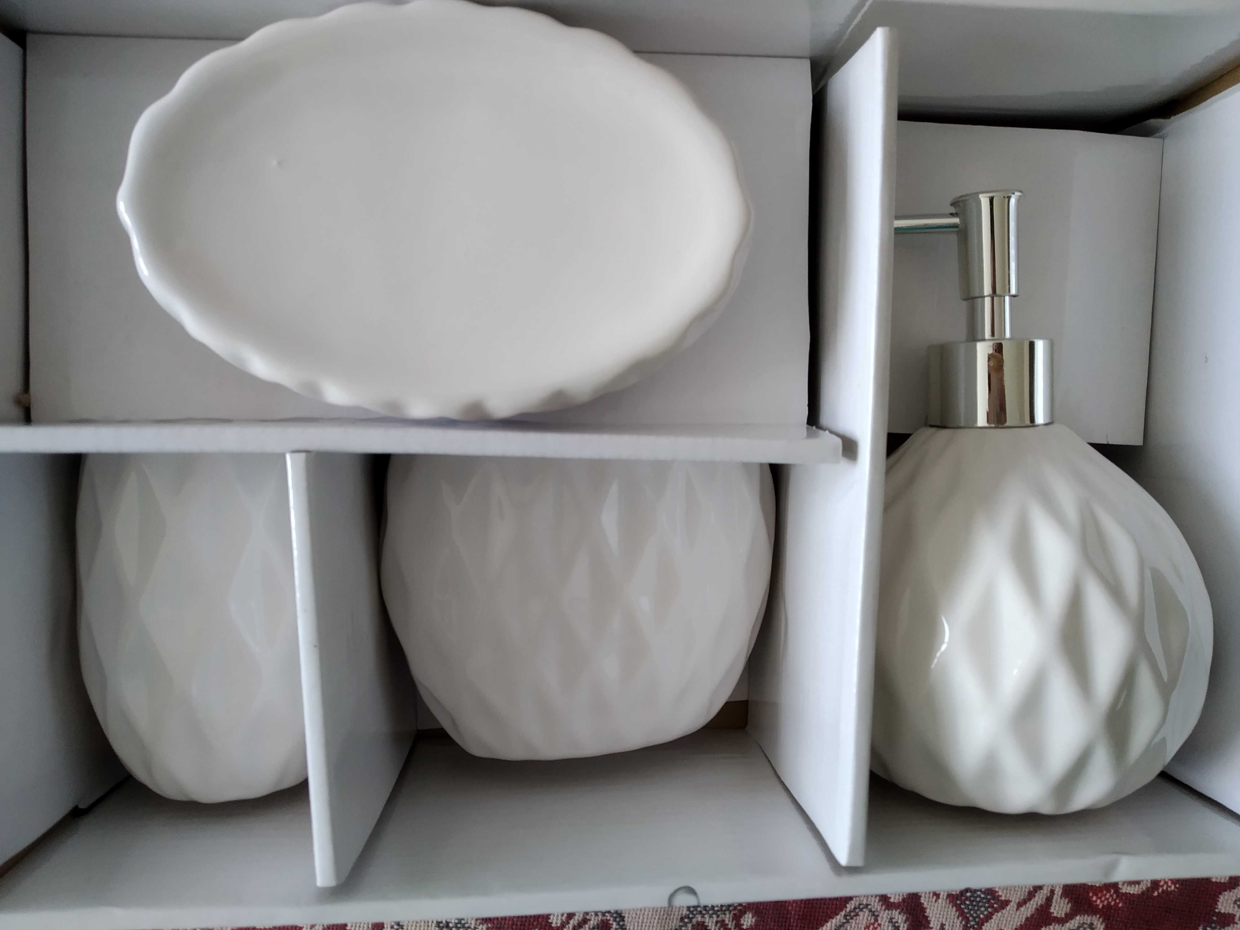 Фотография покупателя товара Набор аксессуаров для ванной комнаты «Камелия», 4 предмета (дозатор 450 мл, мыльница, 2 стакана), цвет белый - Фото 4