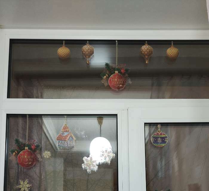 Фотография покупателя товара Виниловая наклейка на окно «Новогодний шик», многоразовая, 20 × 34,5 см