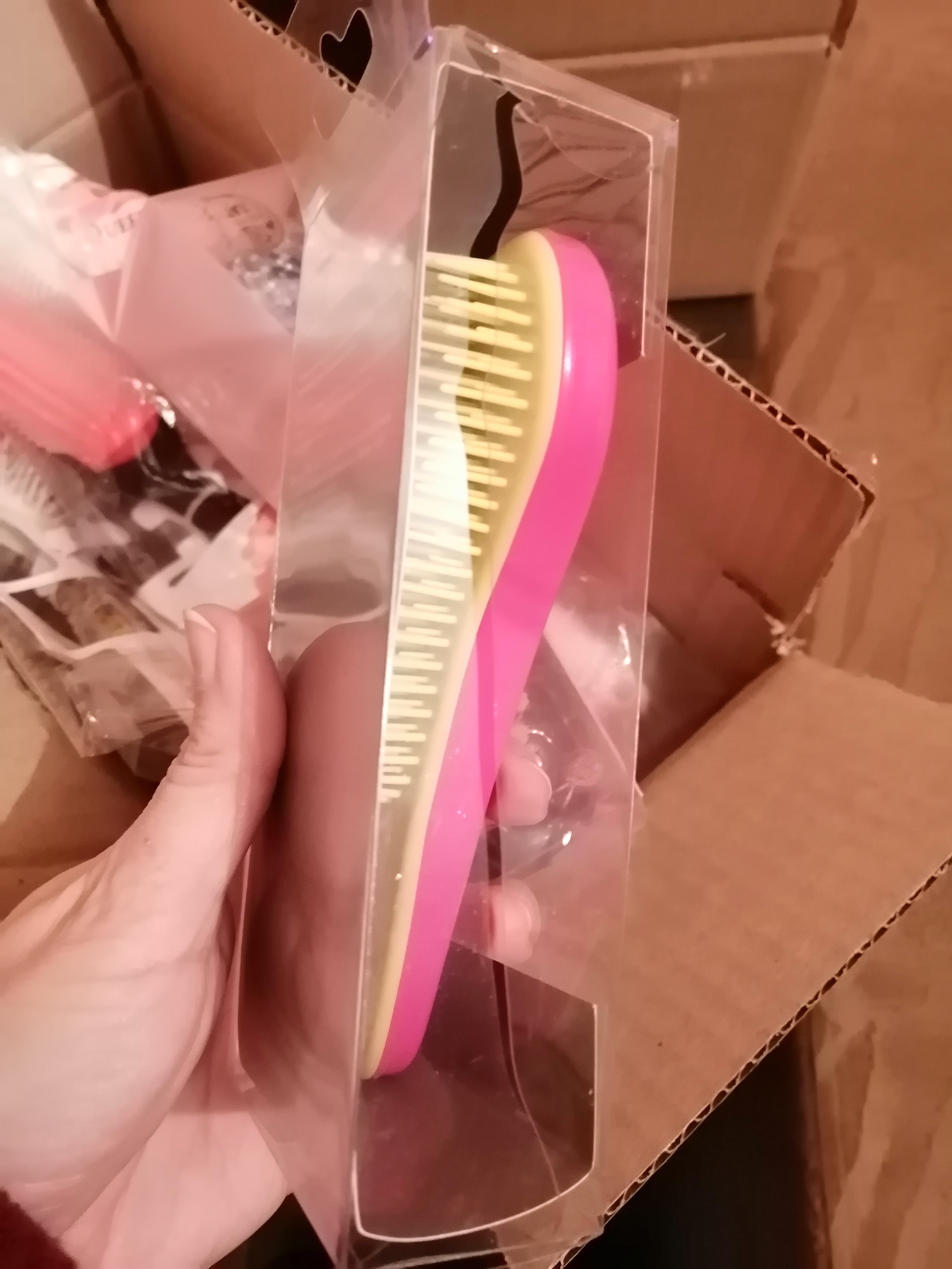 Фотография покупателя товара Расчёска массажная, 6 × 14,5 см, PVC коробка, цвет розовый/жёлтый