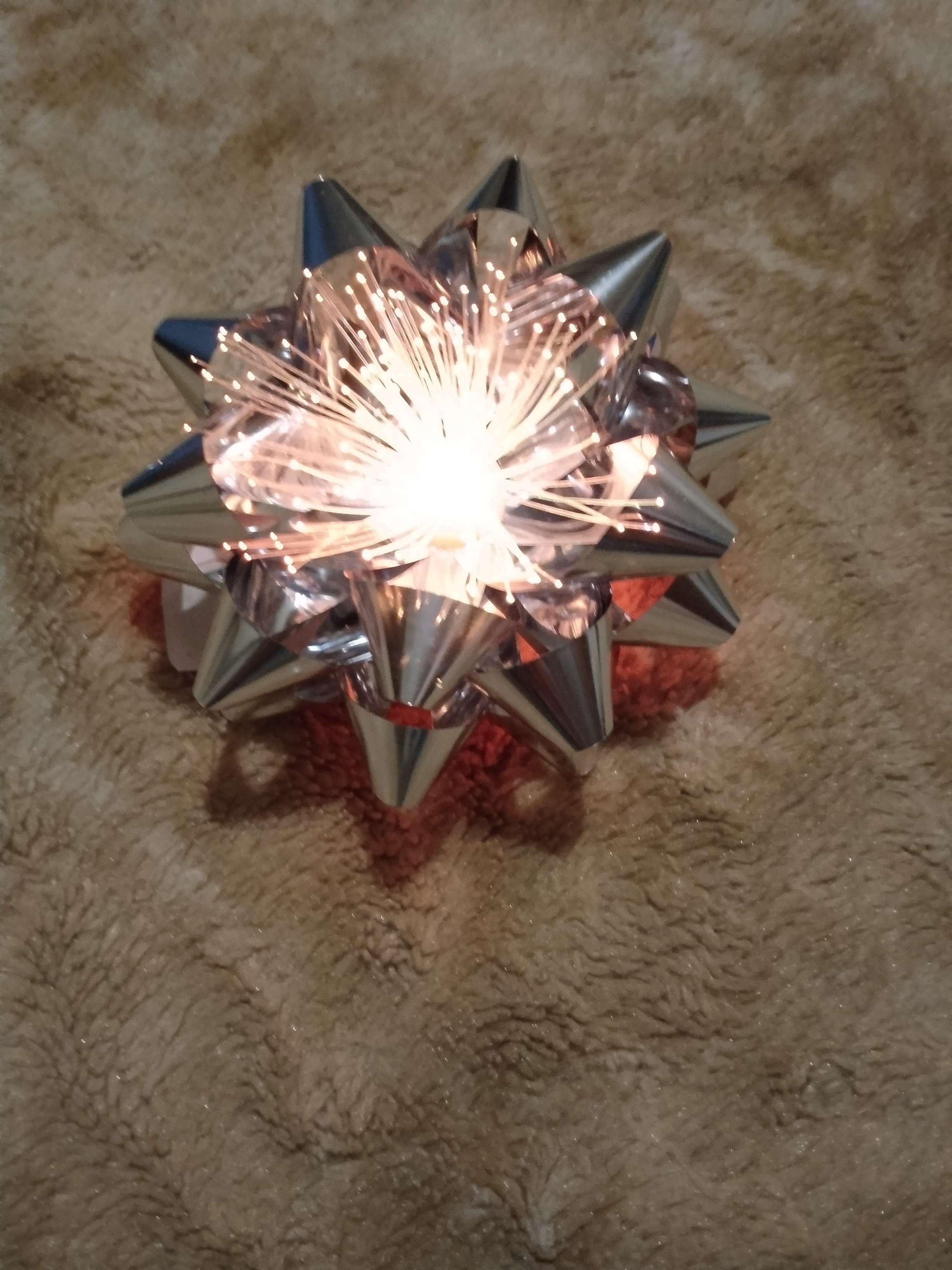 Фотография покупателя товара Светодиодная игрушка «Бант-звезда» 9 × 6 × 9 см, батарейки LR44х3, свечение мульти, золотистая - Фото 4