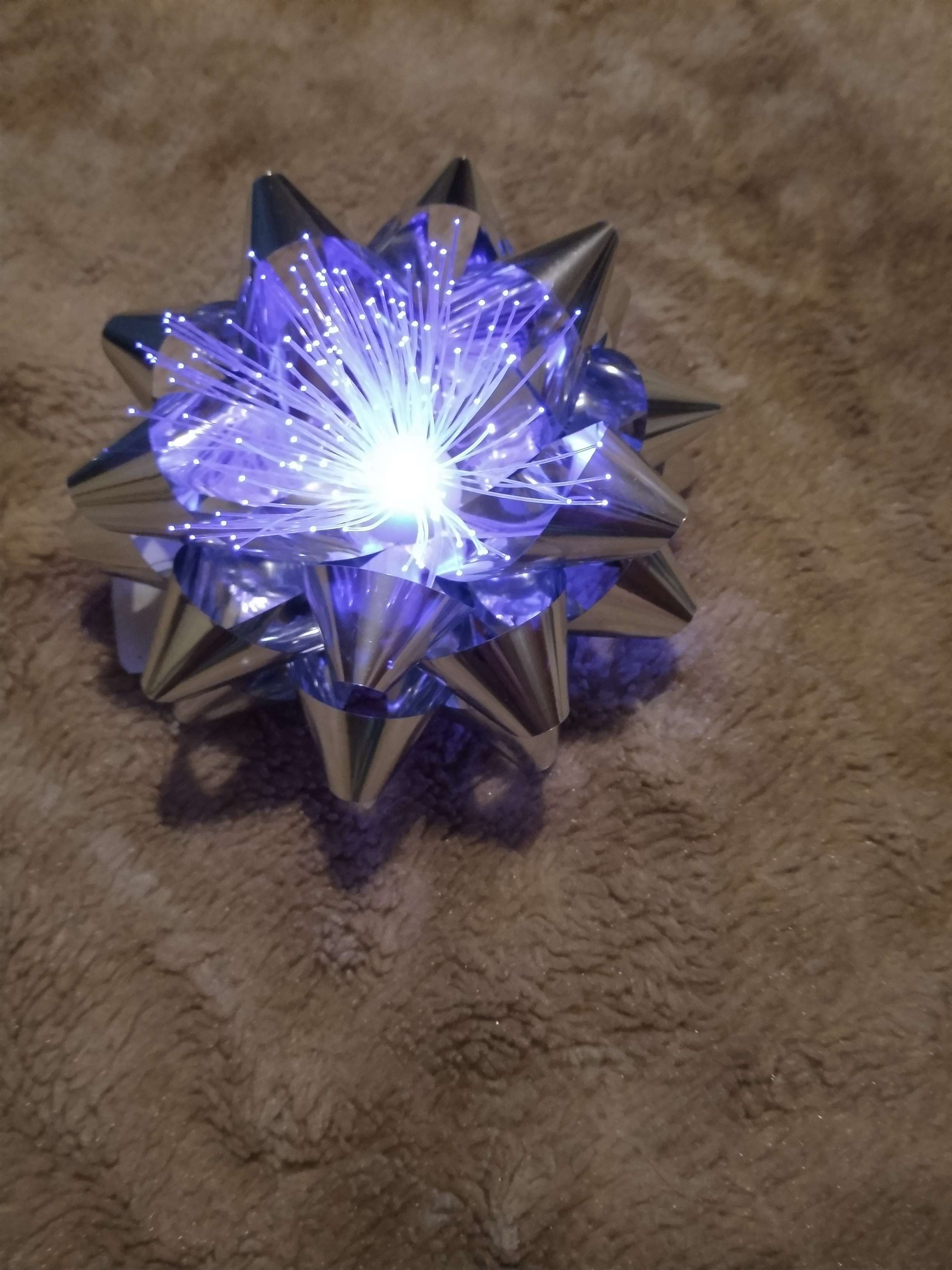 Фотография покупателя товара Светодиодная игрушка «Бант-звезда» 9 × 6 × 9 см, батарейки LR44х3, свечение мульти, синяя - Фото 1