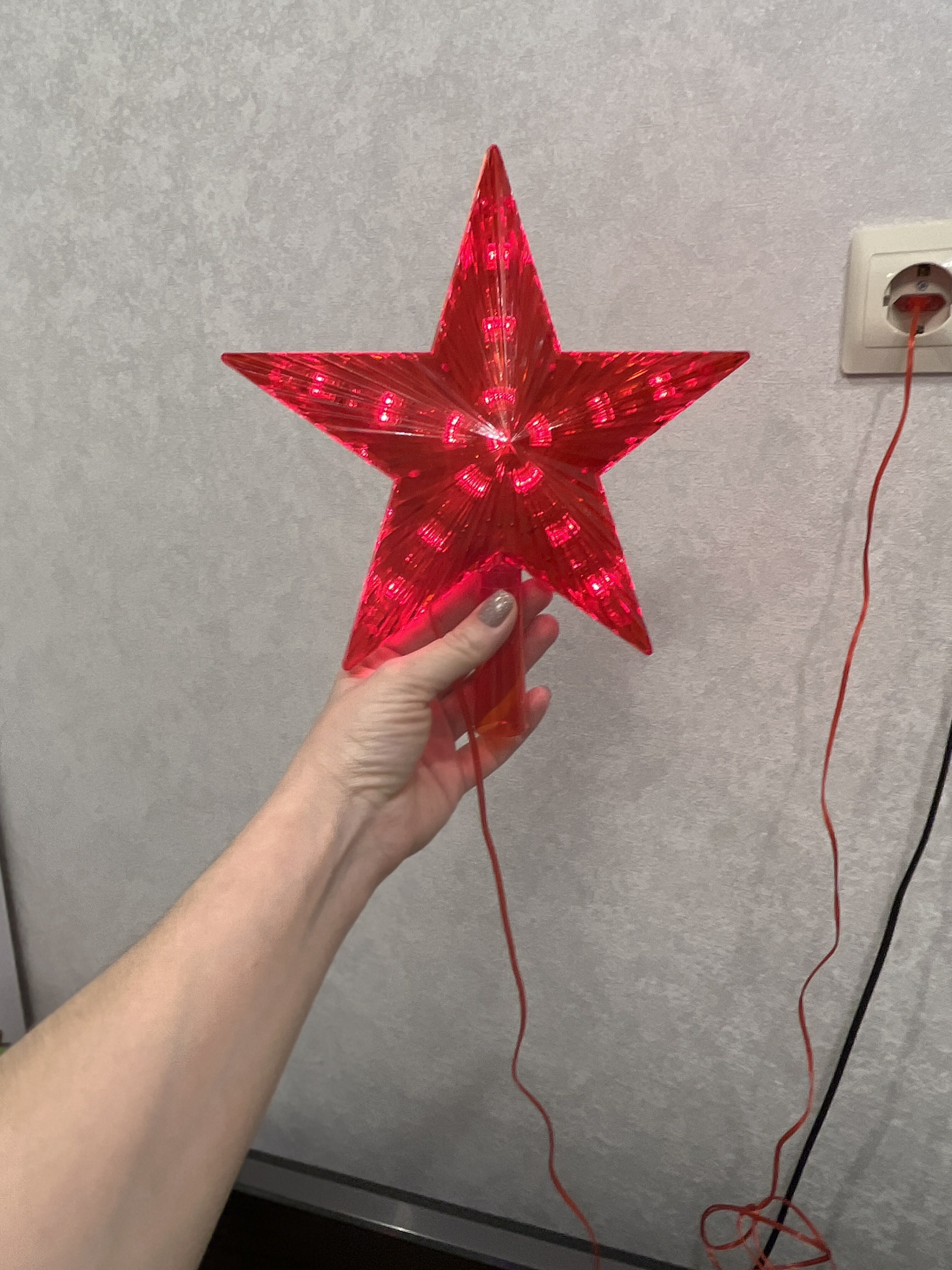 Фотография покупателя товара Светодиодная верхушка на ёлку «Звезда красная» 22 см, 30 LED, провод 2 метра, 220 В, свечение красное - Фото 15