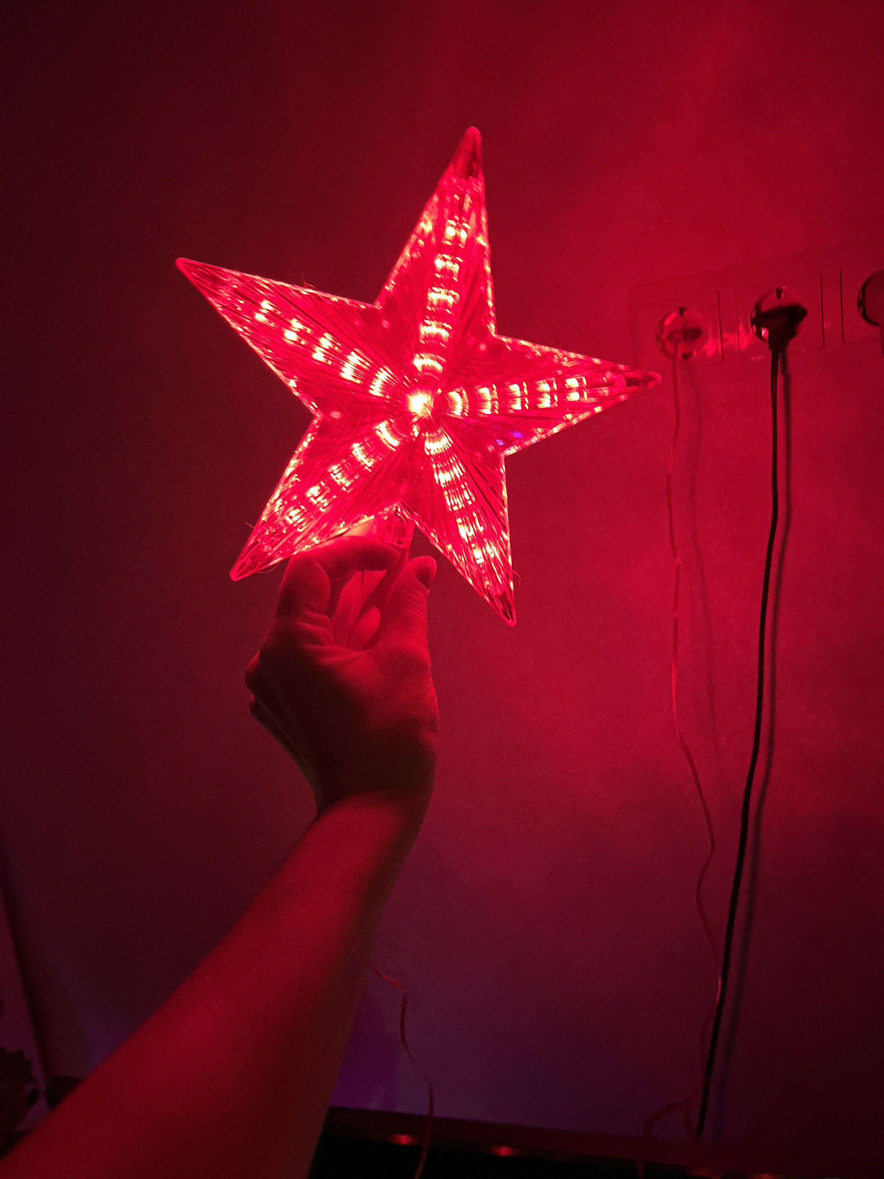 Фотография покупателя товара Светодиодная верхушка на ёлку «Звезда красная» 22 см, 30 LED, провод 2 метра, 220 В, свечение красное - Фото 17