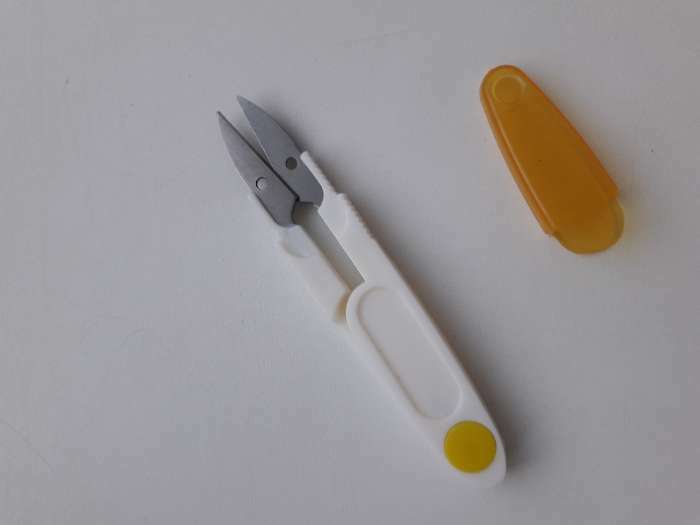 Фотография покупателя товара Ножницы для обрезки ниток, с защитным колпачком, 12 см, цвет МИКС - Фото 4