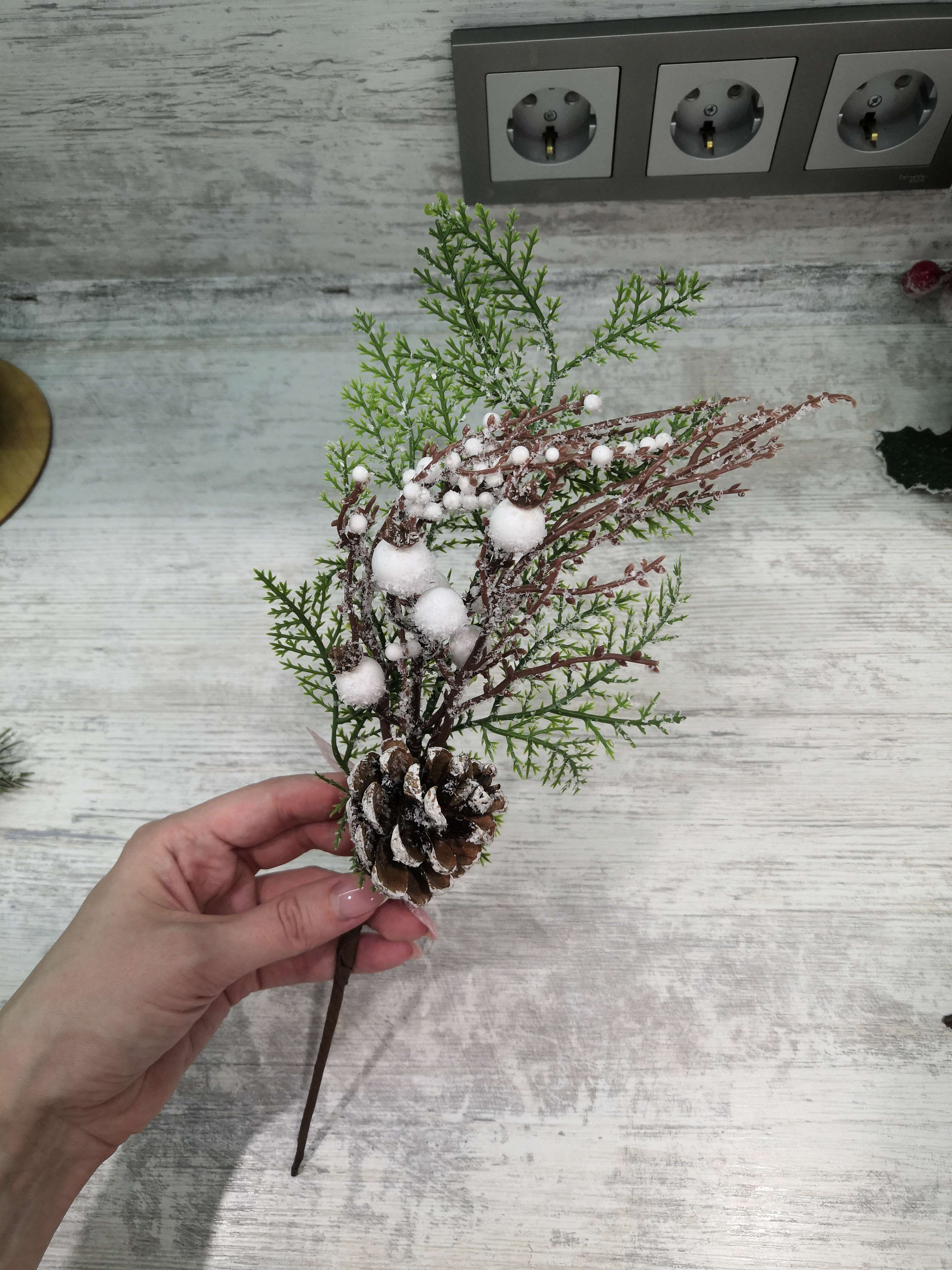 Фотография покупателя товара Декор "Зимнее чудо" шишка на ветке с ягодами, 35 см
