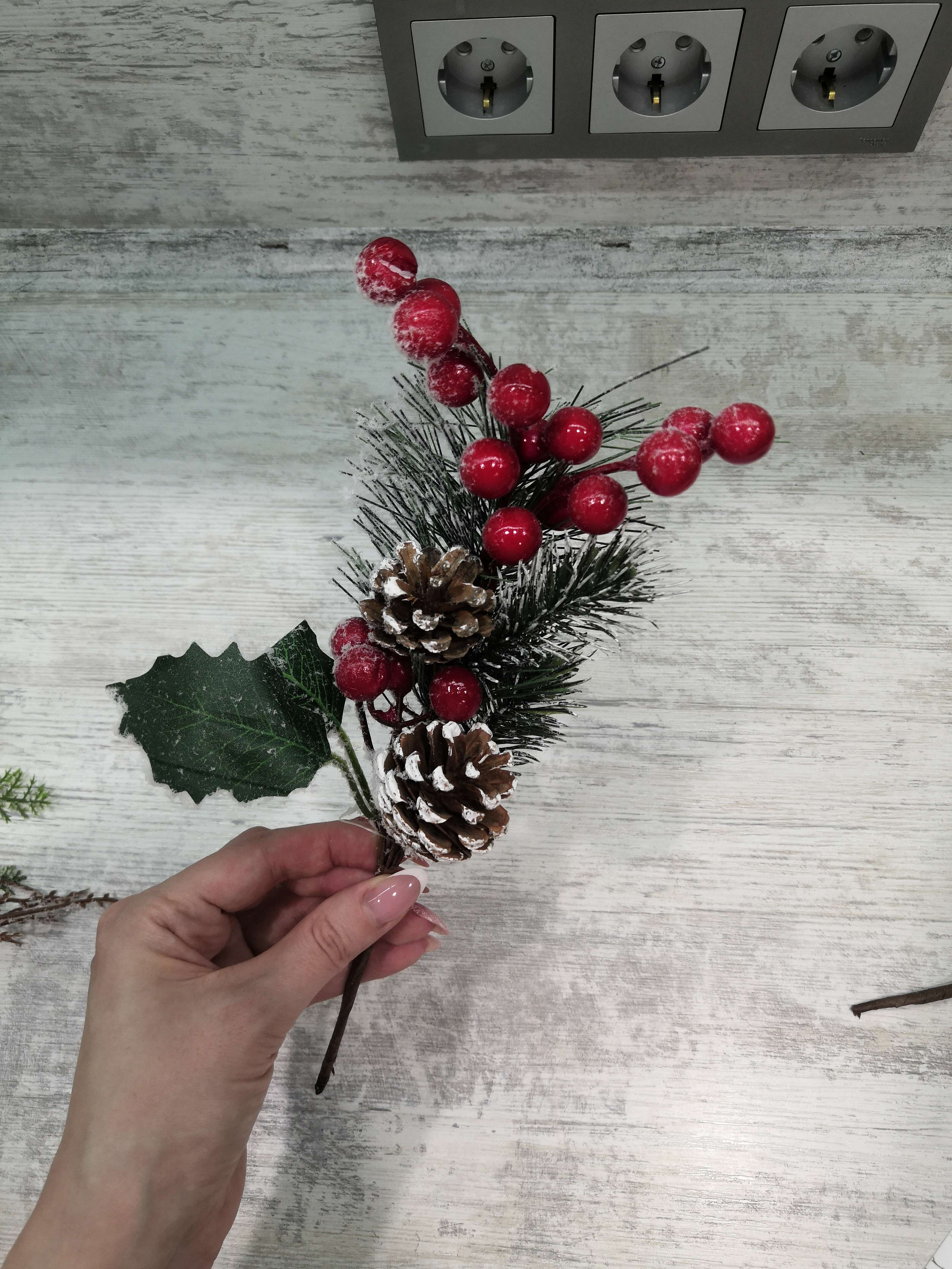 Фотография покупателя товара Декор "Зимние грезы" ягодки хвоя шишка иней, 30 см - Фото 2