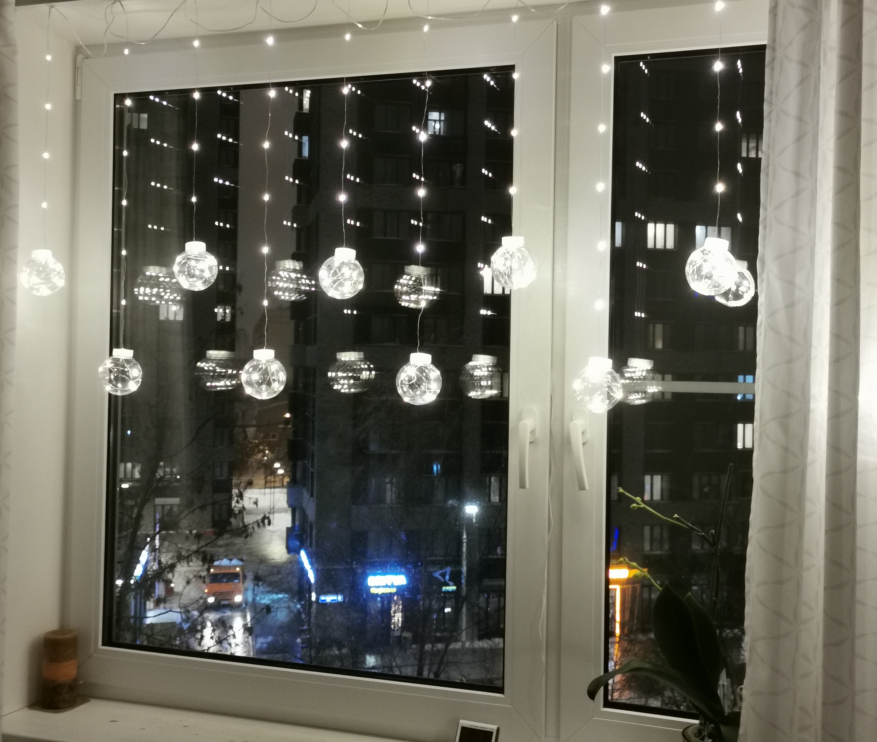 Фотография покупателя товара Гирлянда «Бахрома» 2.5 × 0.7 м роса с насадками «Шарики», IP20, серебристая нить, 150 LED, свечение белое, 12 В, УЦЕНКА - Фото 4