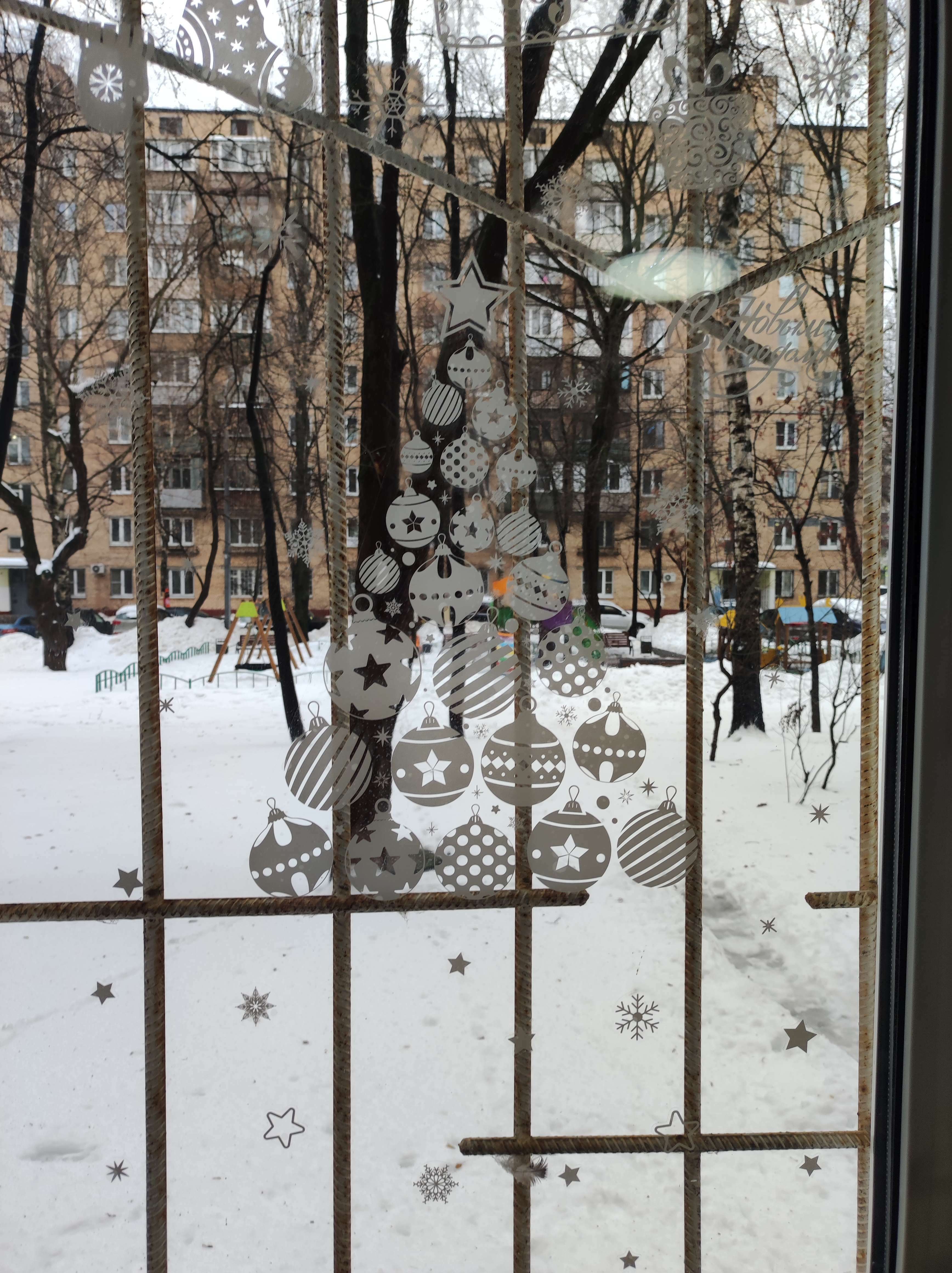 Фотография покупателя товара Наклейки для окон «Cнежинки», многоразовая, 33 х 50 см, Новый год - Фото 14