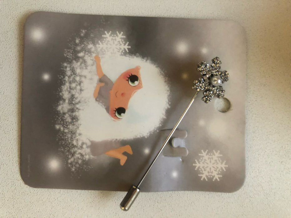 Фотография покупателя товара Булавка «Снежинка с бусиной», 7,4 см, цвет белый в серебре - Фото 2