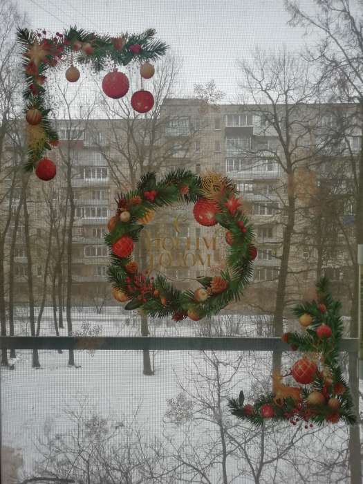 Фотография покупателя товара Виниловые наклейки на окна «Новогодний венок», многоразовые, 70 × 25 см - Фото 1