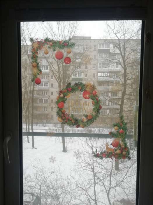 Фотография покупателя товара Виниловые наклейки на окна «Новогодний венок», многоразовые, 70 х 25 см, Новый год