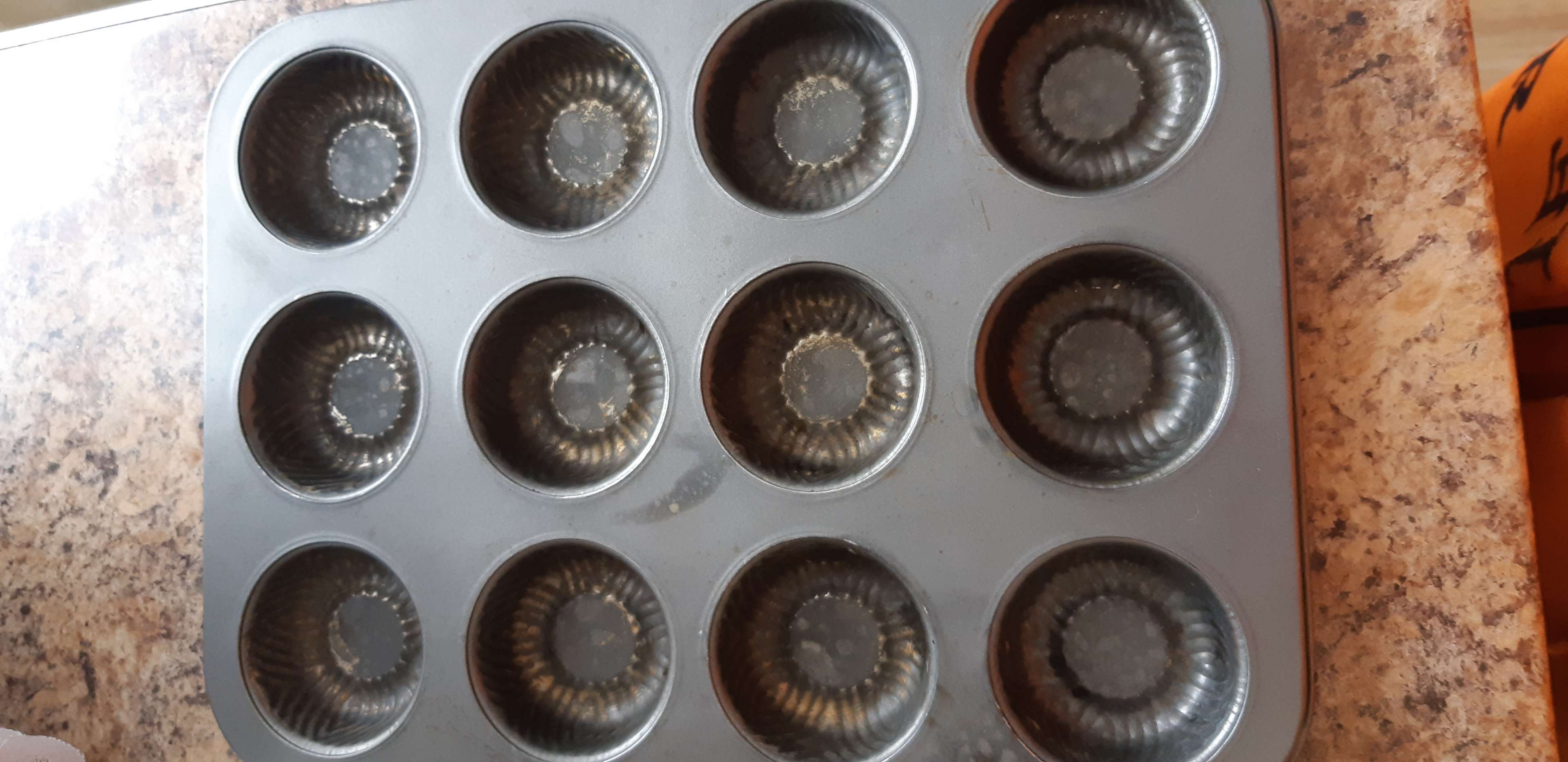 Фотография покупателя товара Форма для выпечки Доляна «Пудинг», 35×27×3 см, 12 ячеек, антипригарное покрытие, цвет чёрный