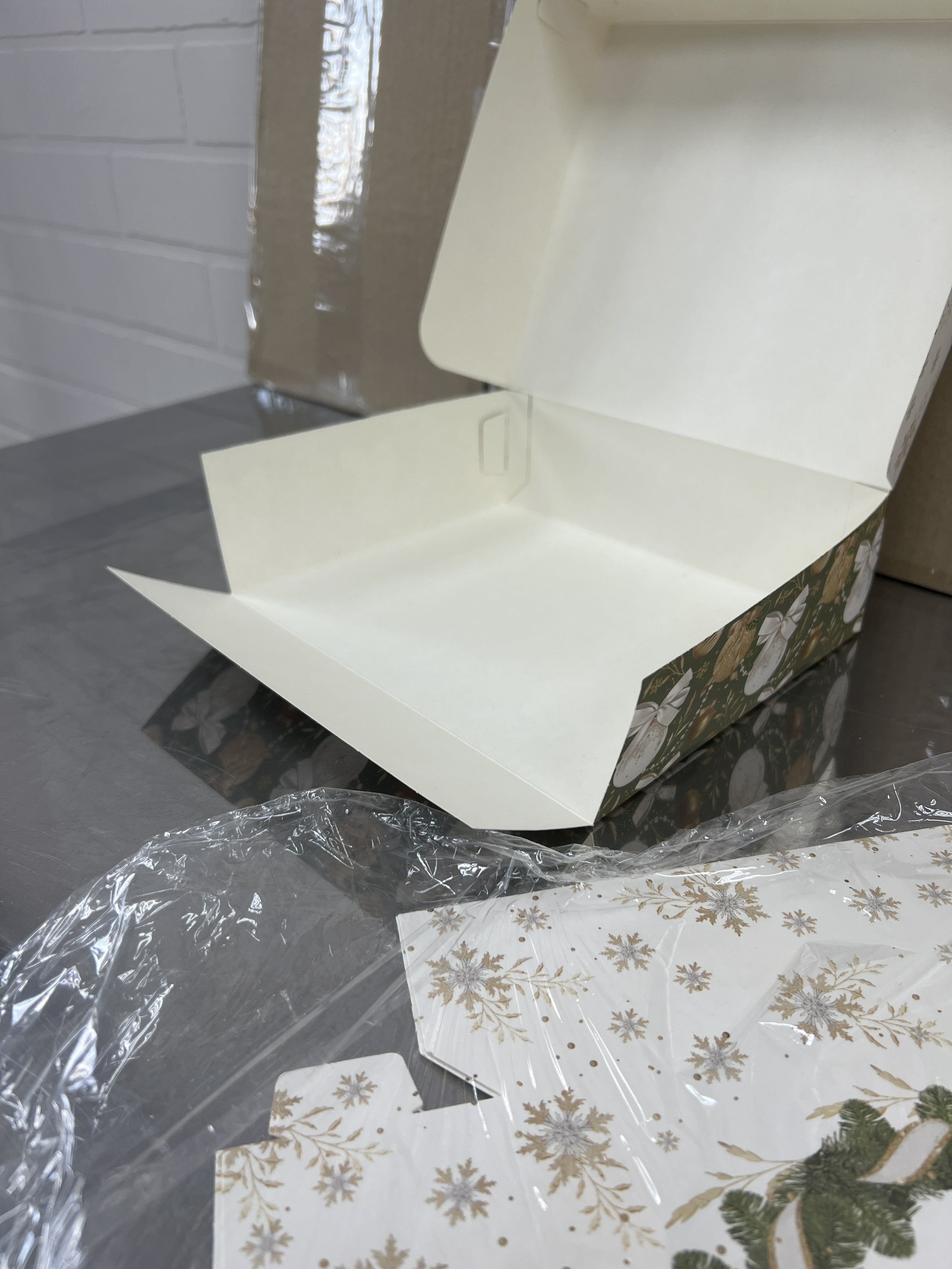 Фотография покупателя товара Коробка для кондитерских изделий «Новогодний шик», 17 х 20 х 6 см, Новый год