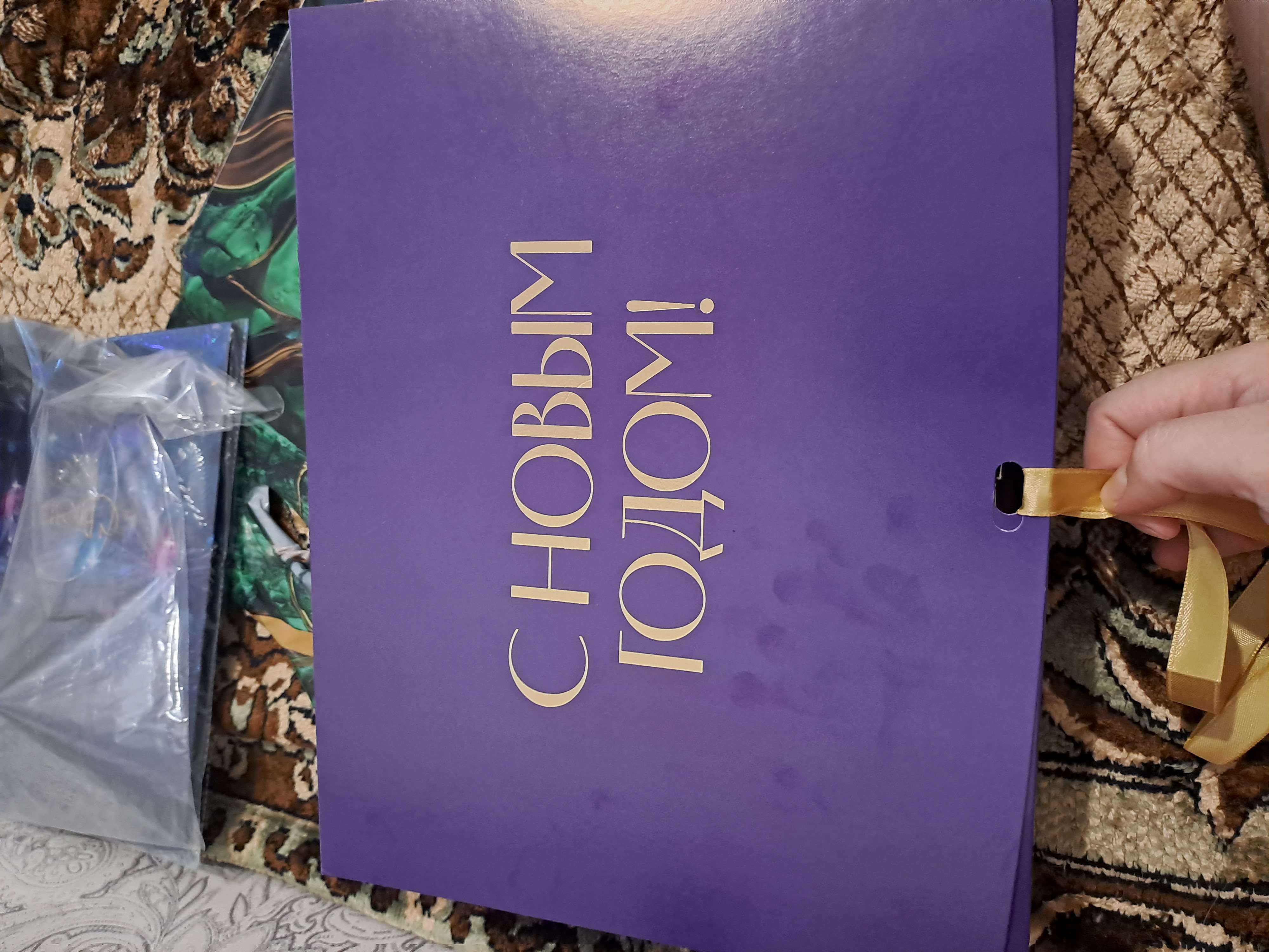 Фотография покупателя товара Складная коробка подарочная «С новым годом», тиснение, синий, 16.5 × 12.5 × 5 см - Фото 4