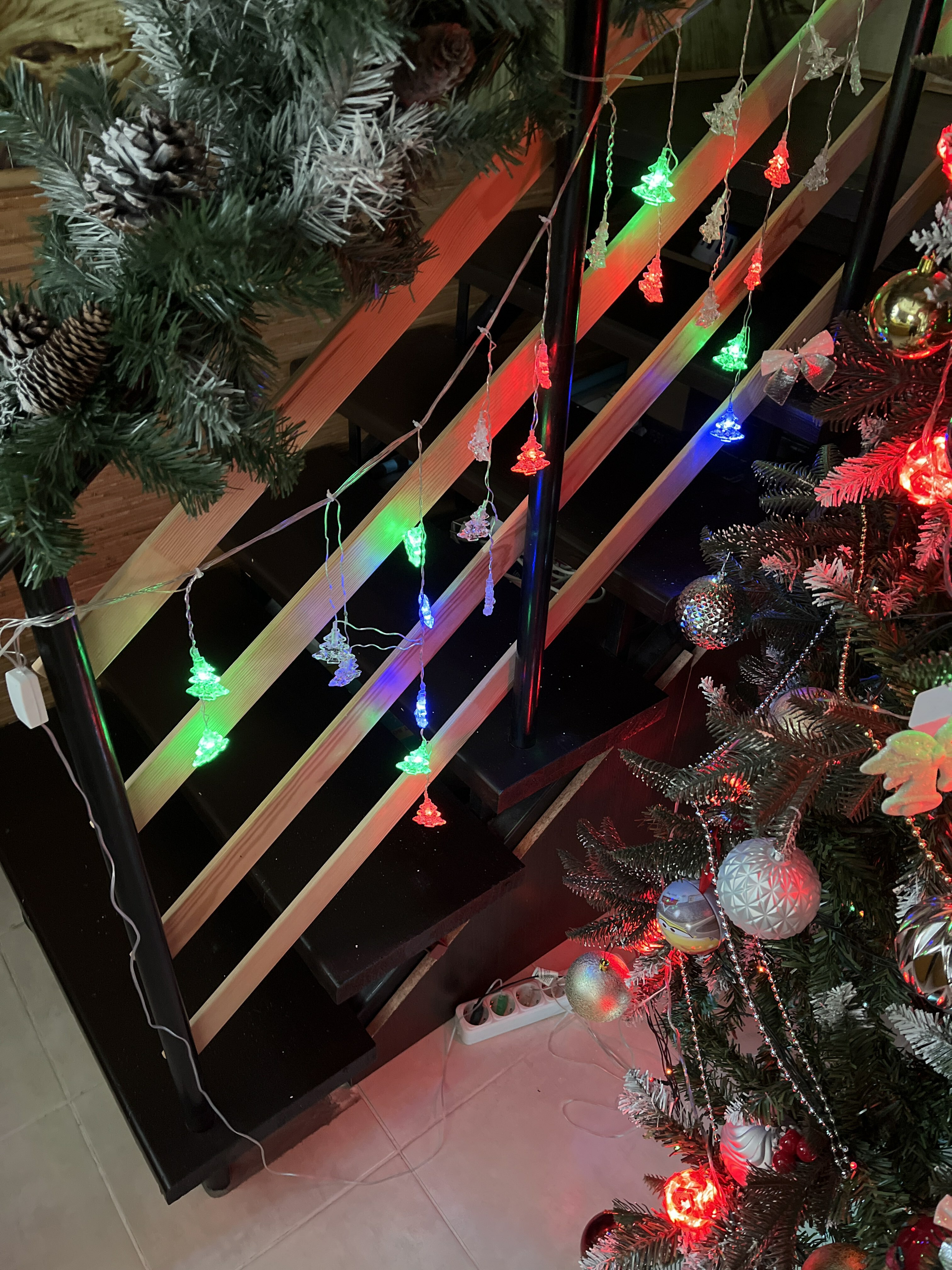 Фотография покупателя товара Гирлянда «Бахрома» 1.8 × 0.5 м с насадками «Ёлки», IP20, прозрачная нить, 48 LED, свечение мульти (RG/RB), мигание, 220 В - Фото 6