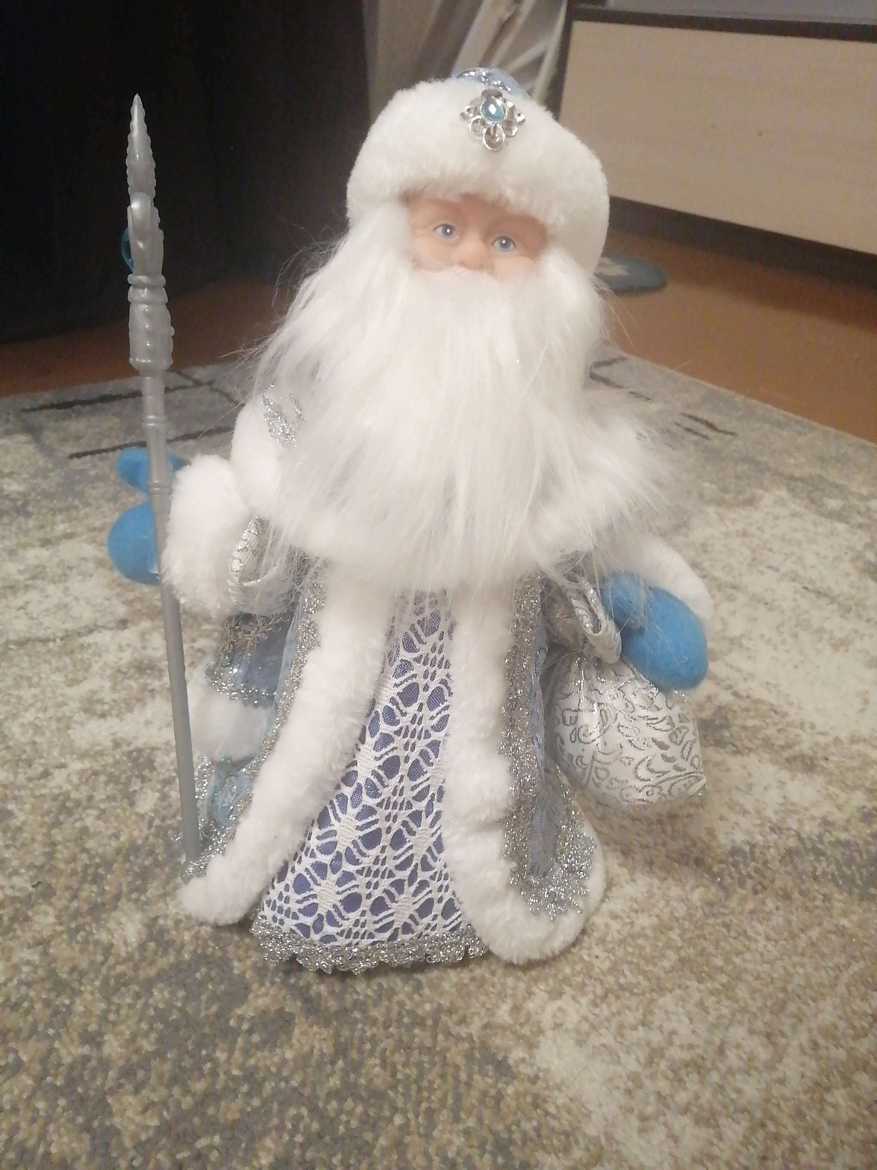 Фотография покупателя товара Дед Мороз "В голубой шубе, с посохом и подарками" двигается, 22х30 см - Фото 1