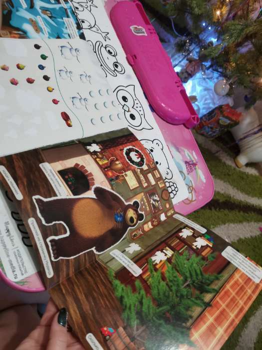 Фотография покупателя товара Книга-панорамка с наклейками и скретч-слоем «Встречаем Новый год», Маша и Медведь - Фото 5