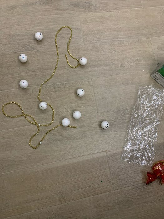 Фотография покупателя товара Бусы на ёлку 1,2 м 2,5 см "Белые шарики с блёстками" - Фото 2