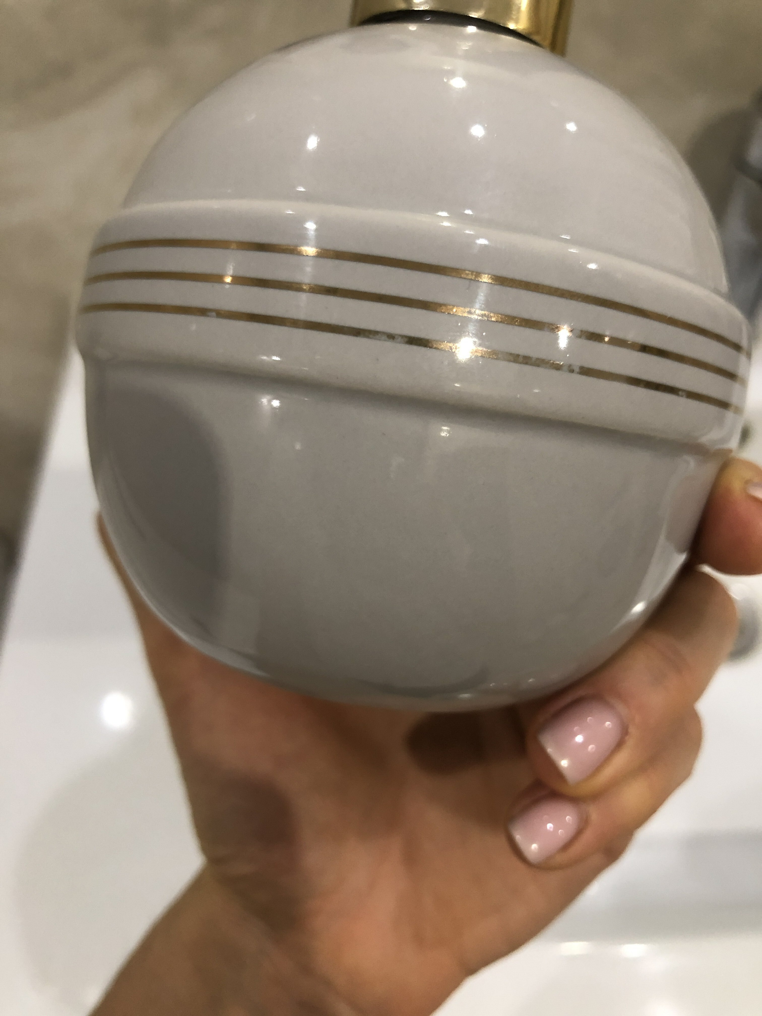Фотография покупателя товара Набор аксессуаров для ванной комнаты «Бесконечность», 4 предмета (дозатор 400 мл, мыльница, 2 стакана), цвет светло-серый - Фото 7