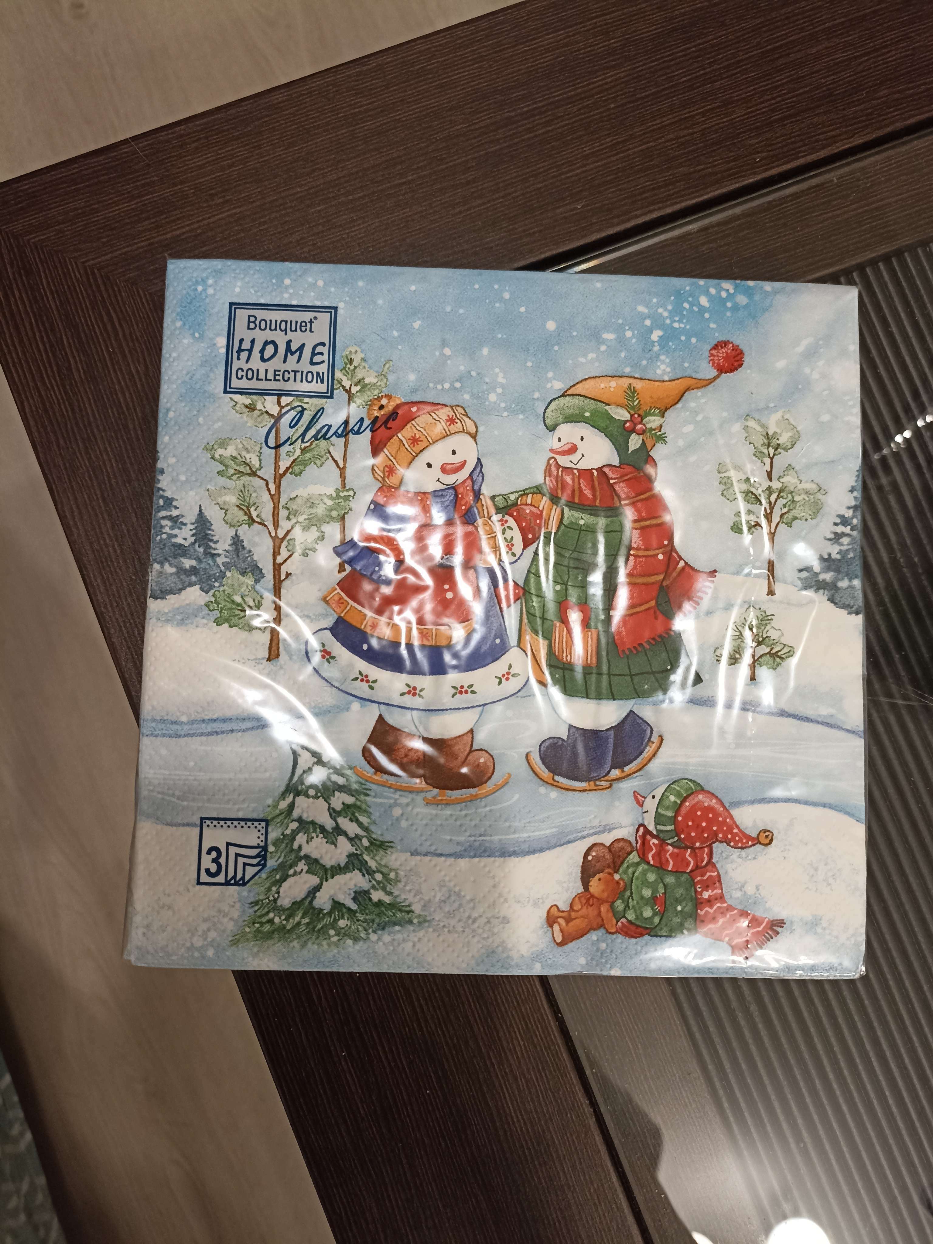 Фотография покупателя товара Салфетки бумажные "Home Collection Classic" Снеговик на катке, 3 слоя, 33x33, 20 шт