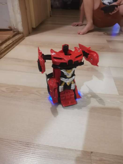 Фотография покупателя товара Робот радиоуправляемый «Спорткар», трансформируется, работает от батареек, цвета МИКС - Фото 3