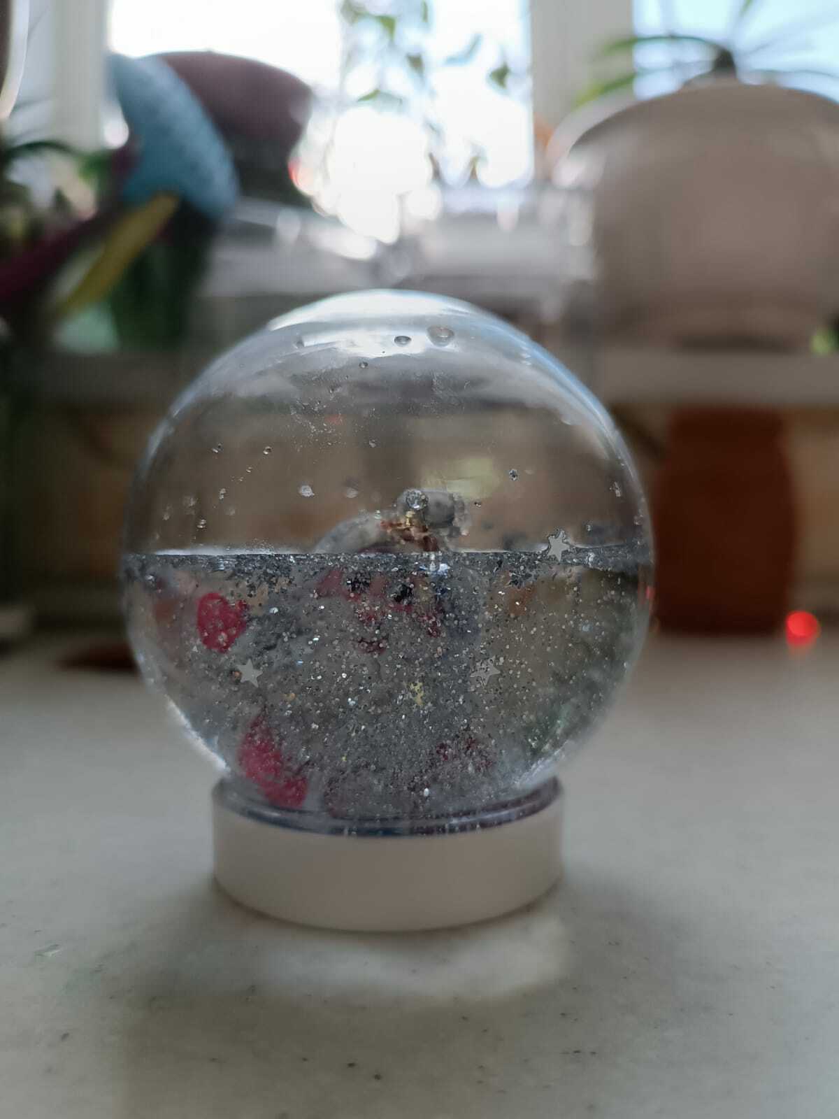 Фотография покупателя товара Набор для опытов «Снежный Шар», Дед Мороз, диаметр 8 см - Фото 3