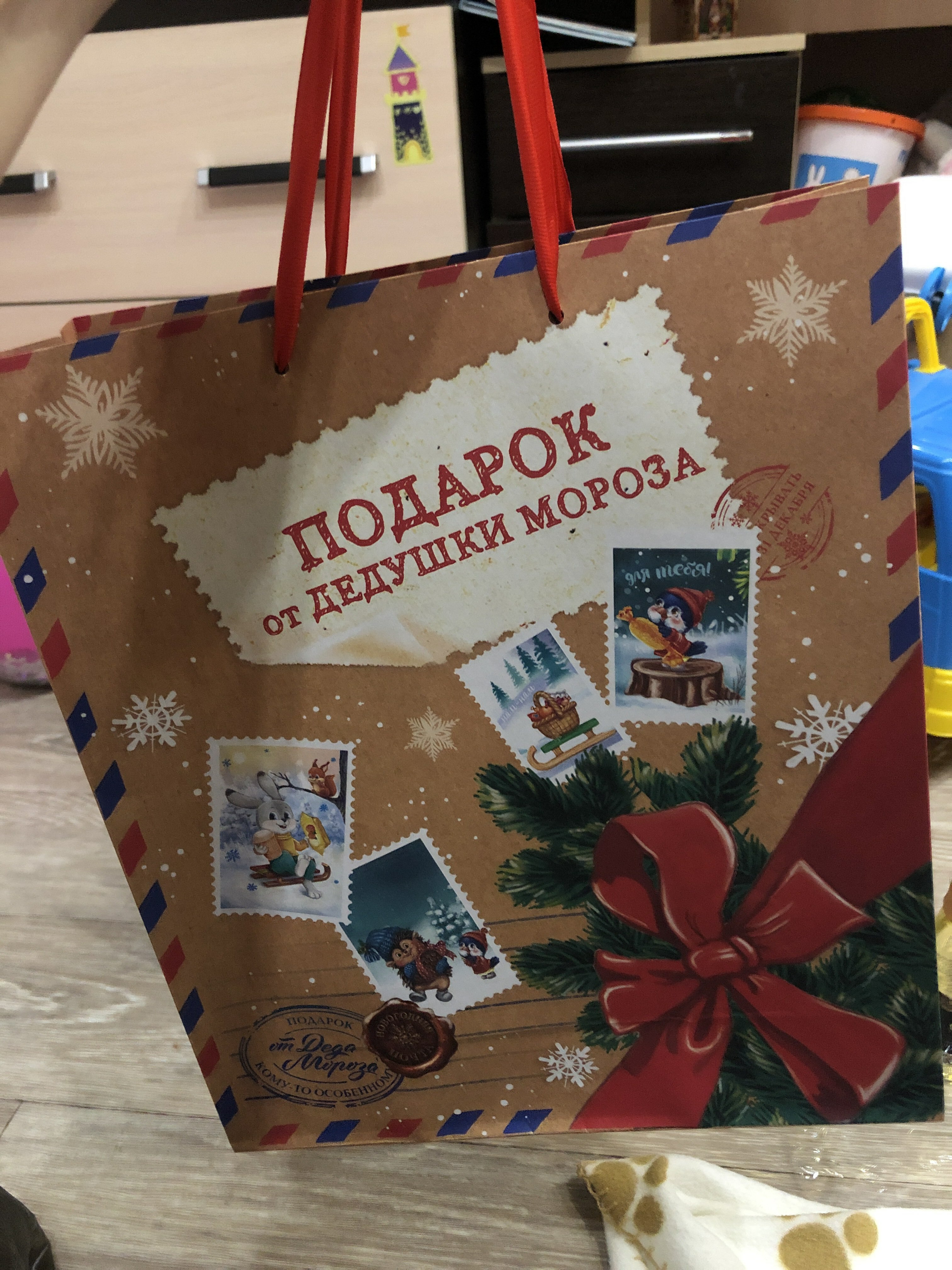 Фотография покупателя товара Пакет крафтовый вертикальный «Подарок от Деда мороза», L 31 × 40 × 11.5 см - Фото 1