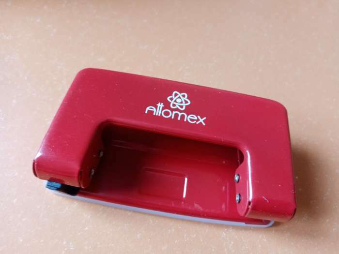 Фотография покупателя товара Дырокол металлический 10 листов, Attomex, красный