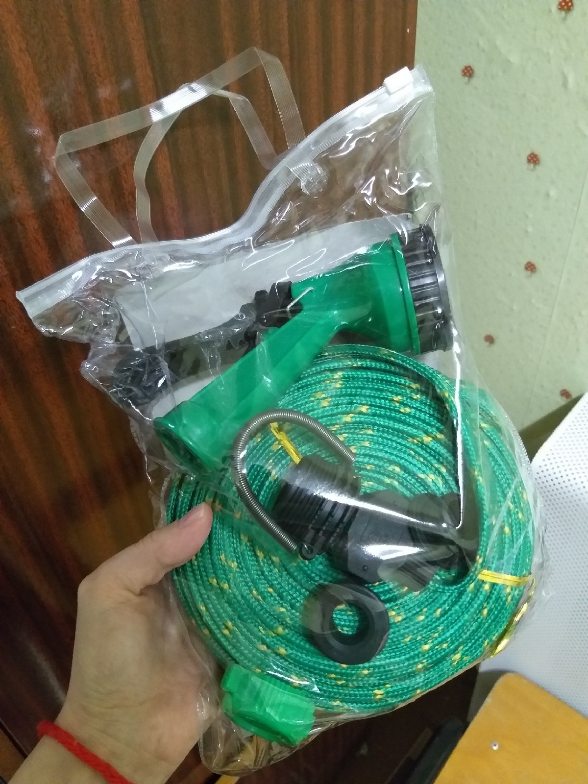Фотография покупателя товара Шланг поливочный резиновый, 12 мм (1/2"), 15 м, в текстильной оплётке, с поливочным пистолетом, цвет МИКС - Фото 1