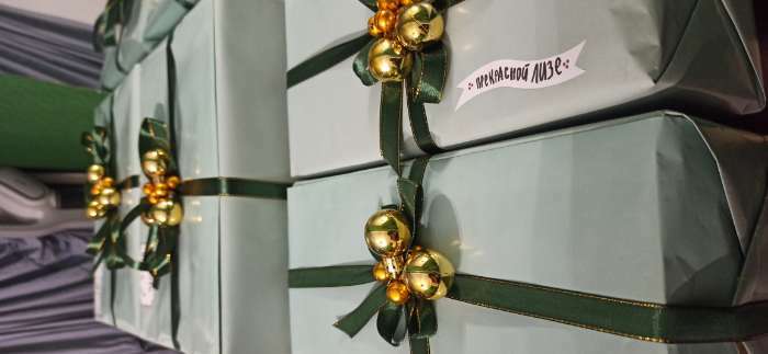 Фотография покупателя товара Бумага глянцевая "Золотая полоса", мятная, 1 х 0,7 м, 2 шт. - Фото 2