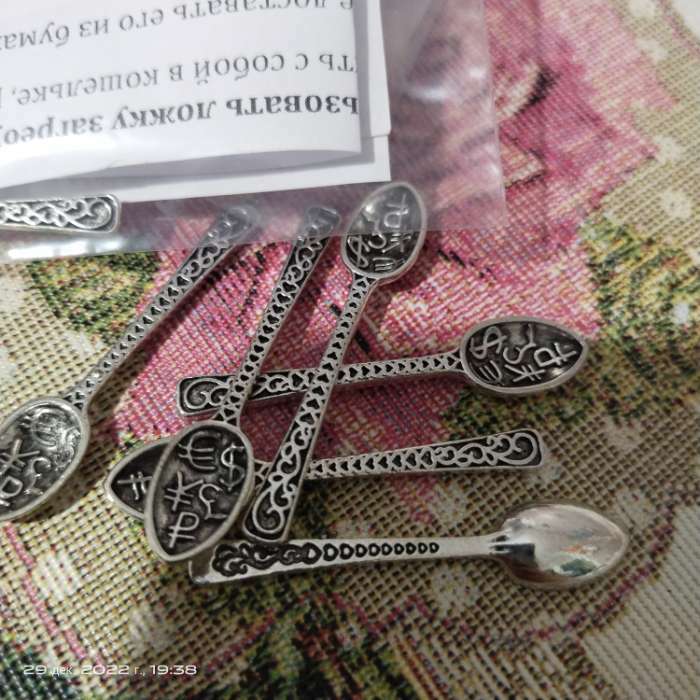 Фотография покупателя товара Сувенир кошельковый металл "Денежные единицы" 4,3х0,8 см - Фото 1