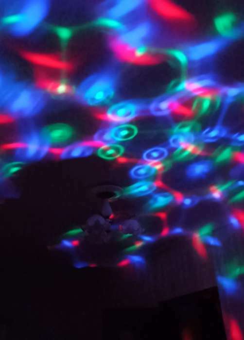 Фотография покупателя товара Световой прибор «Хрустальный шар» 9.5 см, свечение RGB, 12 В, УЦЕНКА - Фото 1