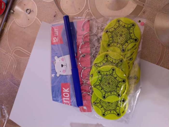 Фотография покупателя товара Брелок пластик светоотражающий "Морозная снежинка" 5х5 см