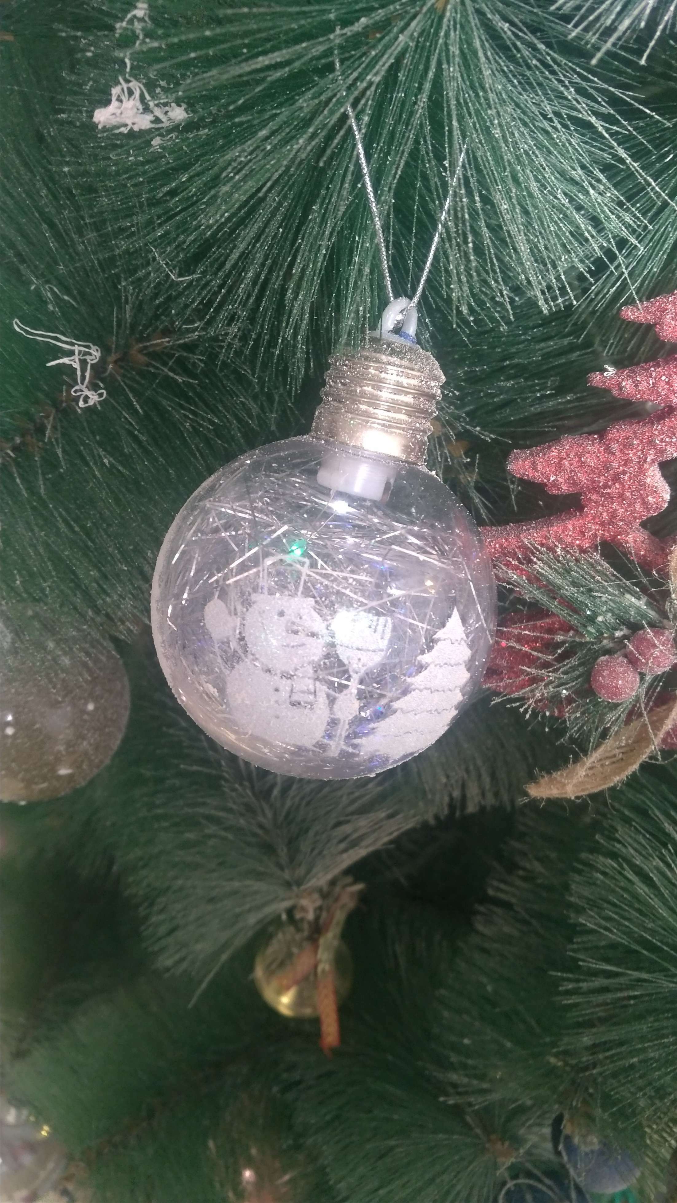 Фотография покупателя товара Набор ёлочных шаров «Ледяные узоры», 2 шт., d=8 см, 1 LED, от батареек, свечение RGB - Фото 1