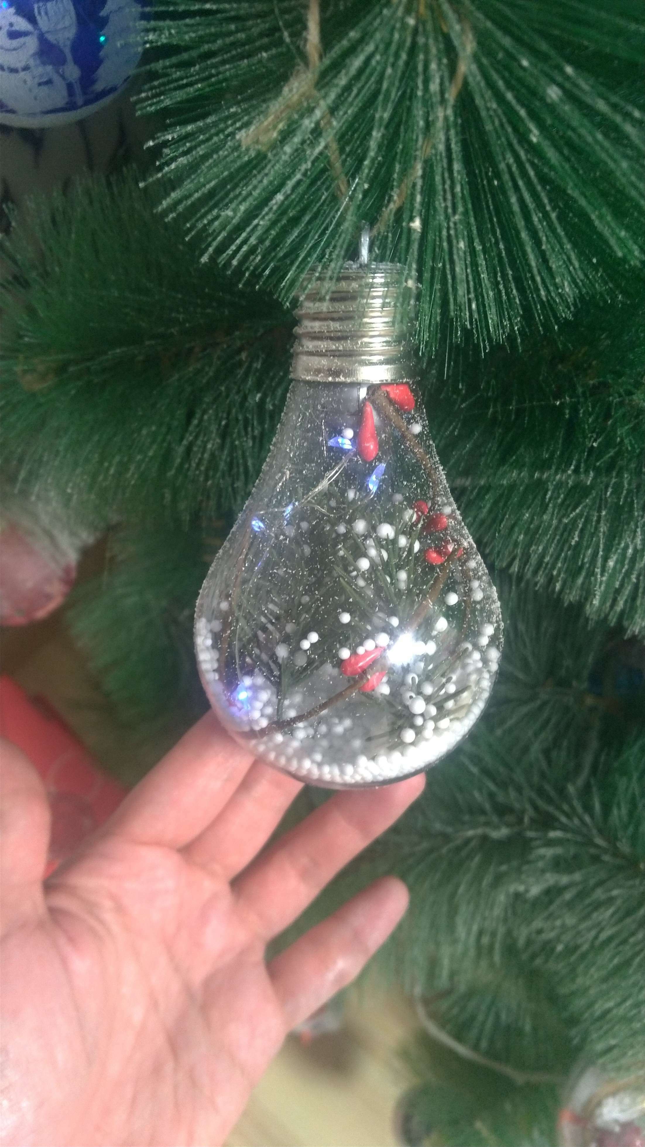 Фотография покупателя товара Ёлочный шар «Шишки с желтой мишурой», 5 LED, от батареек, свечение белое - Фото 3