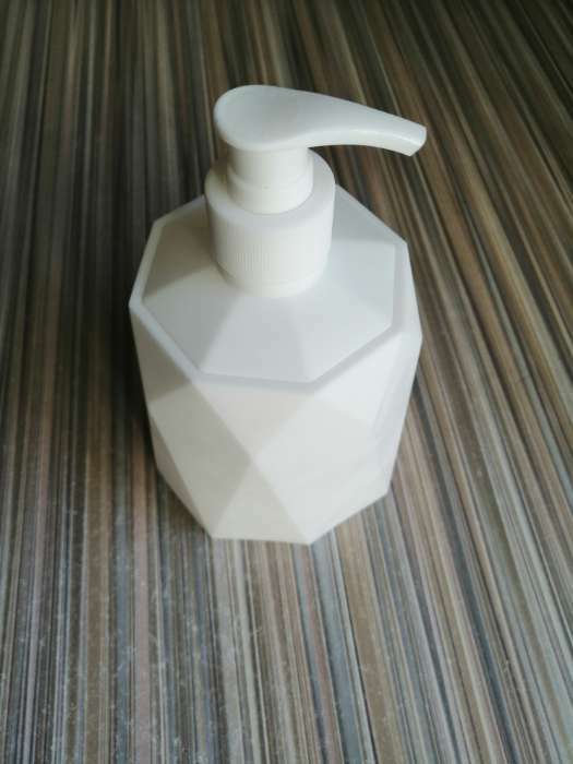 Фотография покупателя товара Дозатор для мыла «Призма», 330 мл, цвет белый - Фото 2