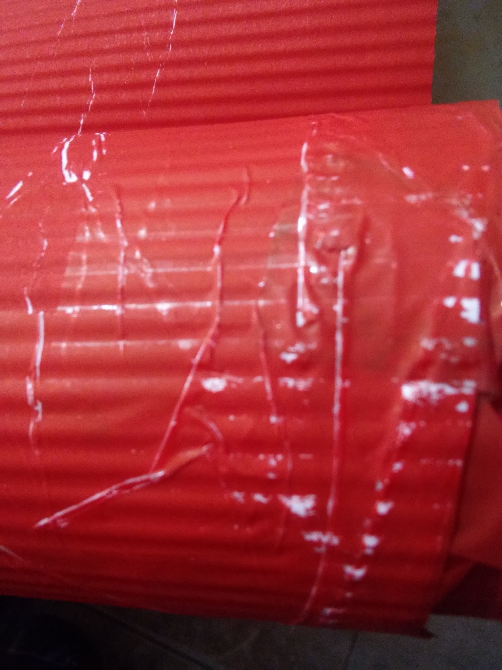 Фотография покупателя товара Бумага упаковочная крафт, двусторонняя красная, 0.5 х 10 м - Фото 2