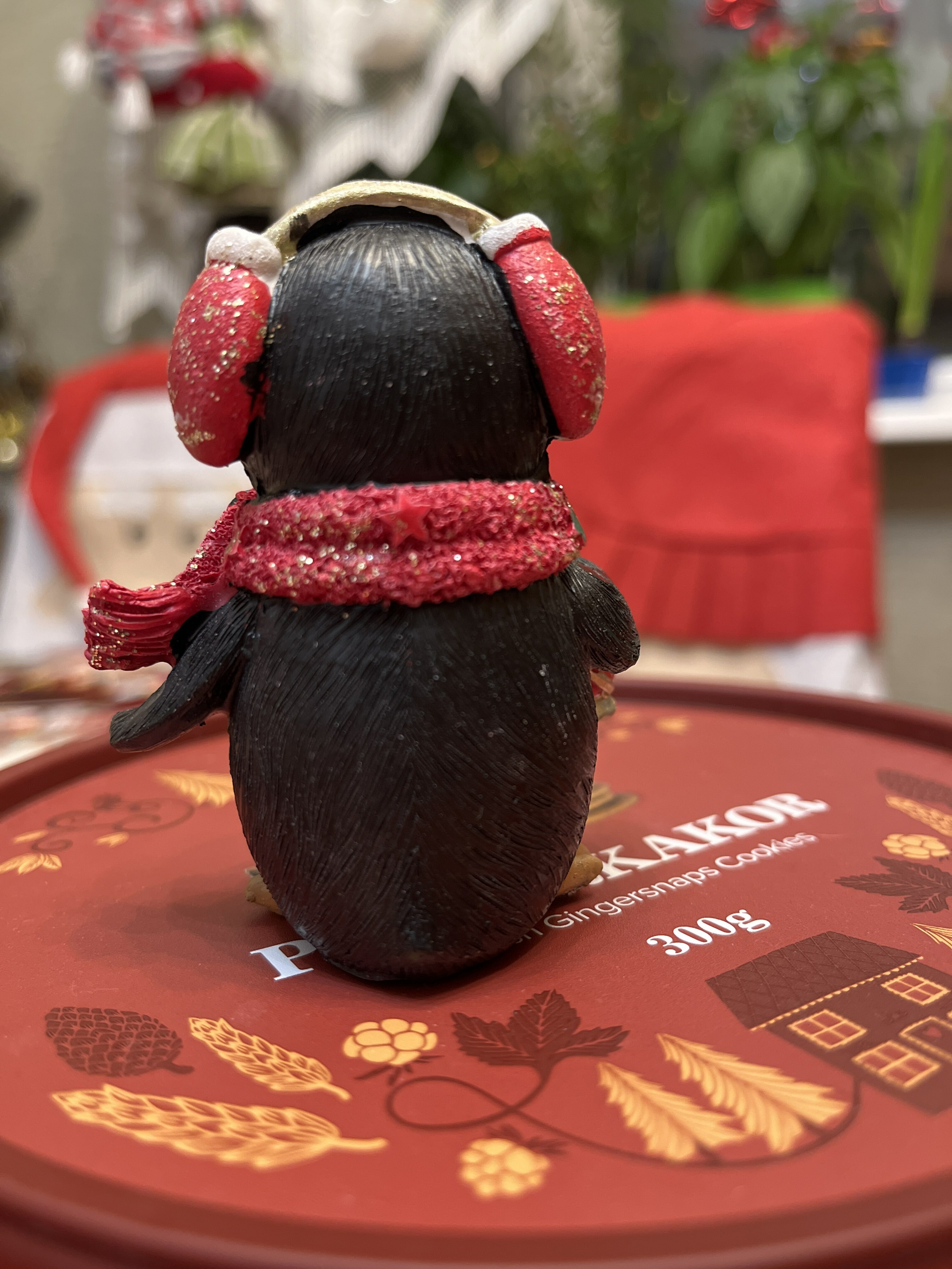 Фотография покупателя товара Сувенир полистоун "Пингвинёнок Рико в наушниках и шарфе, с фонариком" красный 8х4,5х6,5 см - Фото 3