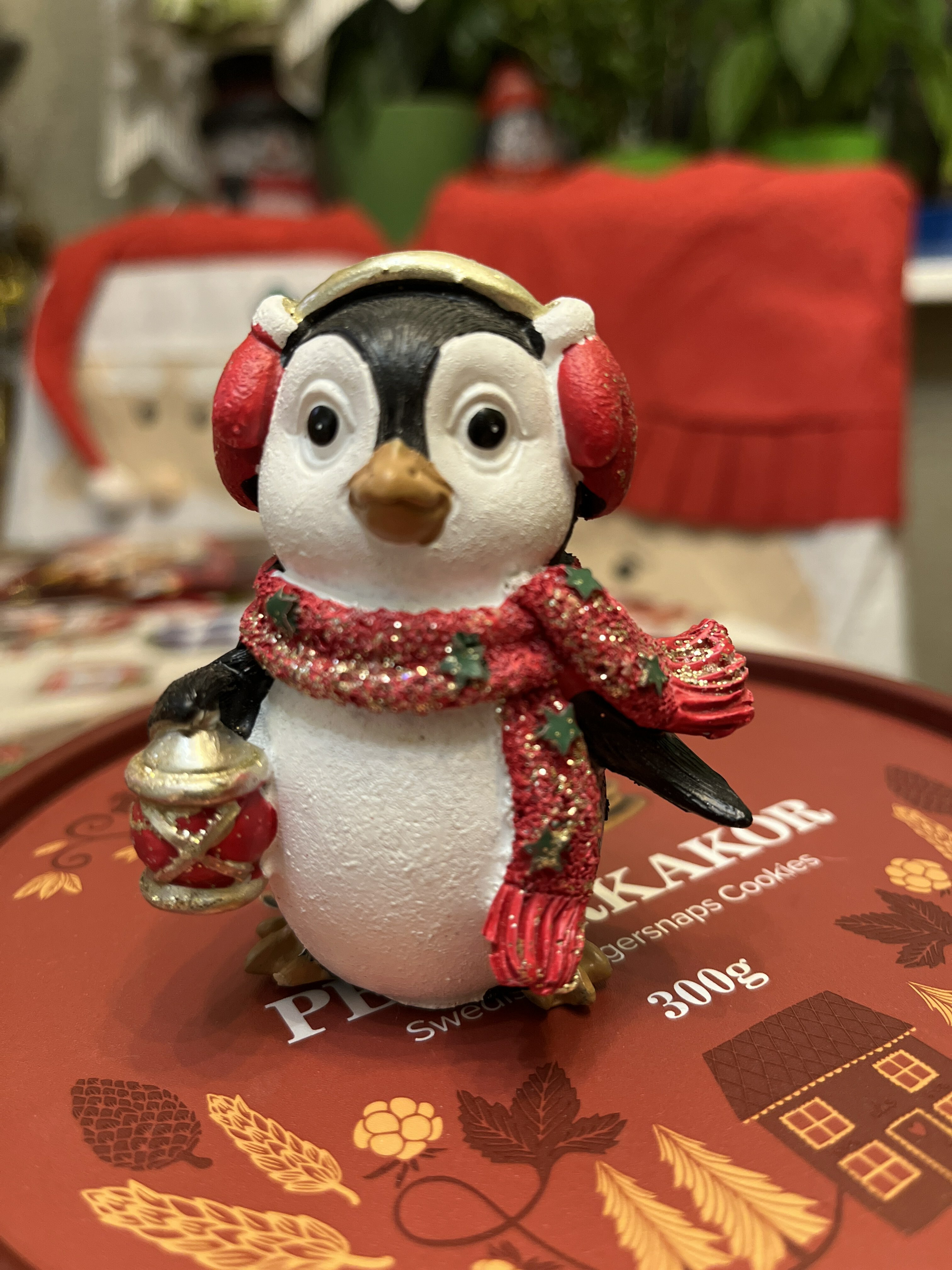 Фотография покупателя товара Сувенир полистоун "Пингвинёнок Рико в наушниках и шарфе, с фонариком" красный 8х4,5х6,5 см - Фото 2