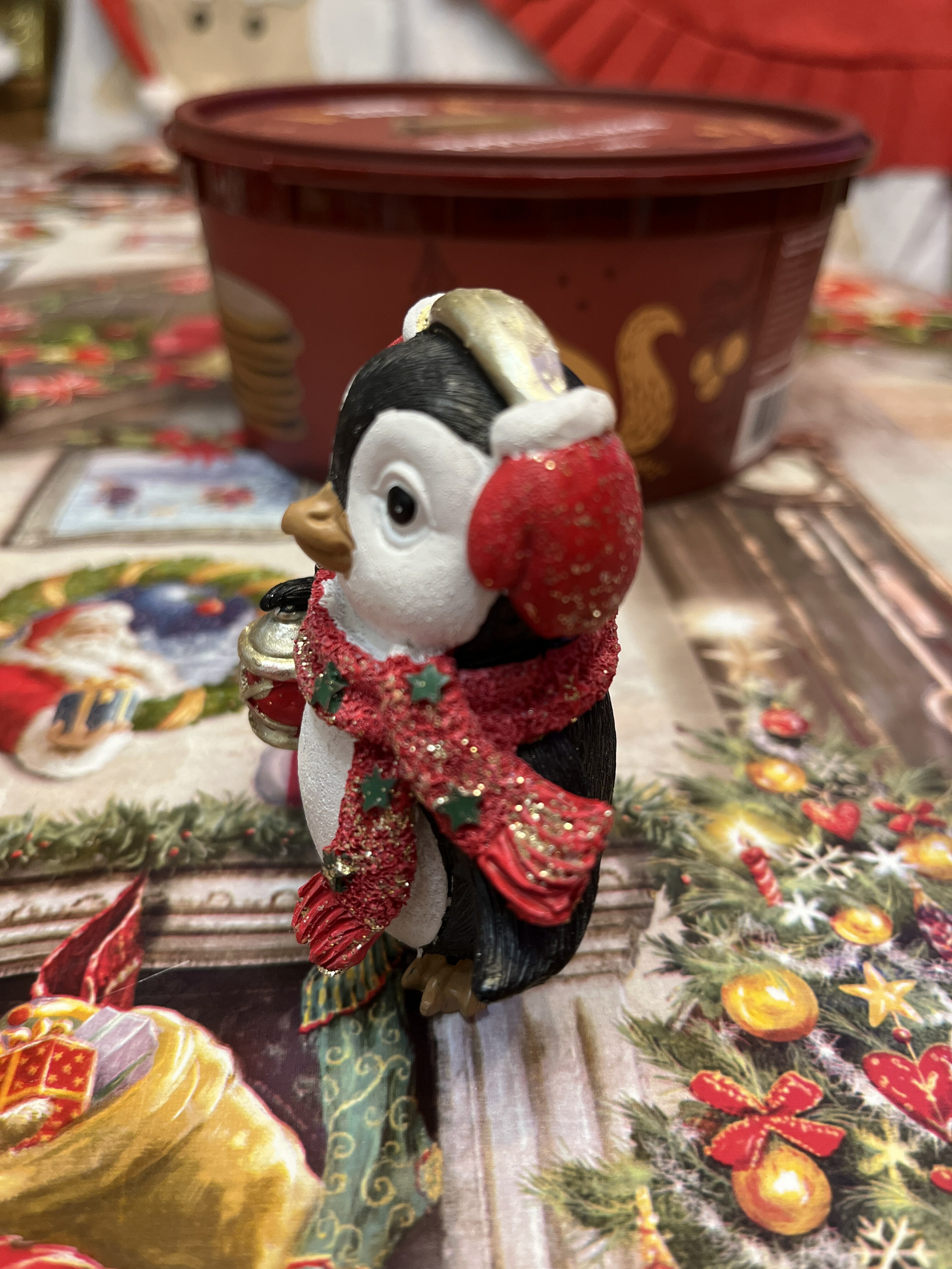 Фотография покупателя товара Сувенир полистоун "Пингвинёнок Рико в наушниках и шарфе, с фонариком" красный 8х4,5х6,5 см